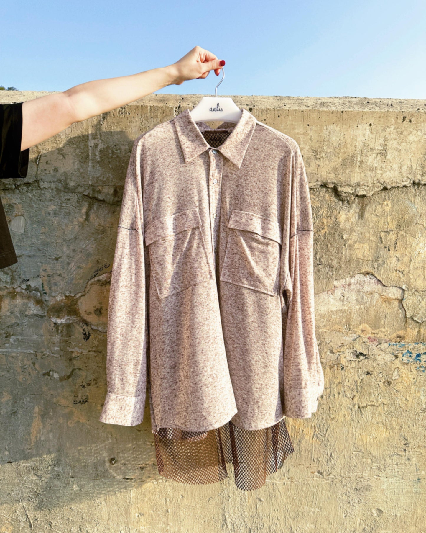 aalis BEX SS26 fish net mix fabric open back oversized shirt (Heather Brown)