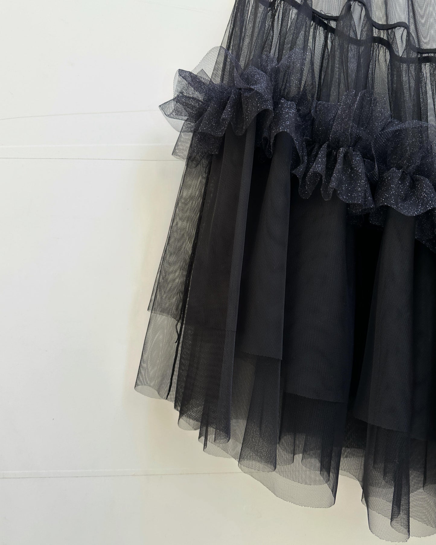 aalis WISTA mesh ruffle detail skirt (Black Silver)