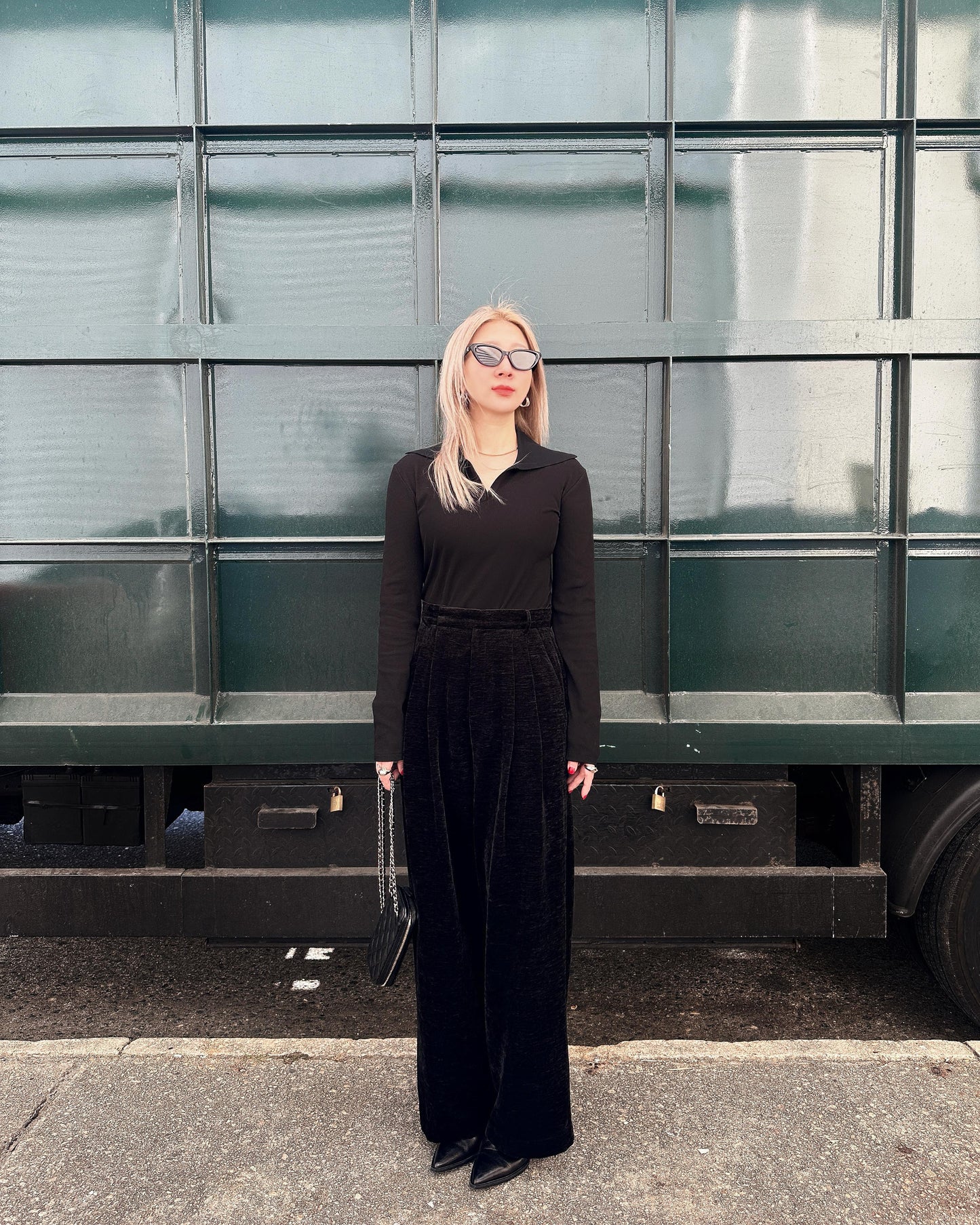 aalis WALTON knit collar v neck ribbed top (Black)