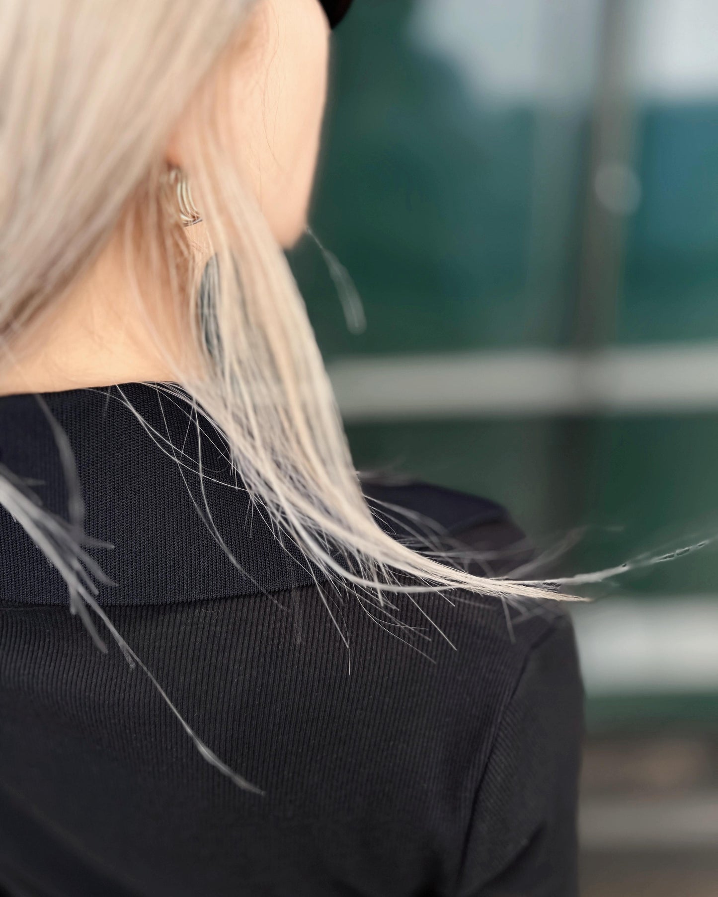 aalis WALTON knit collar v neck ribbed top (Black)