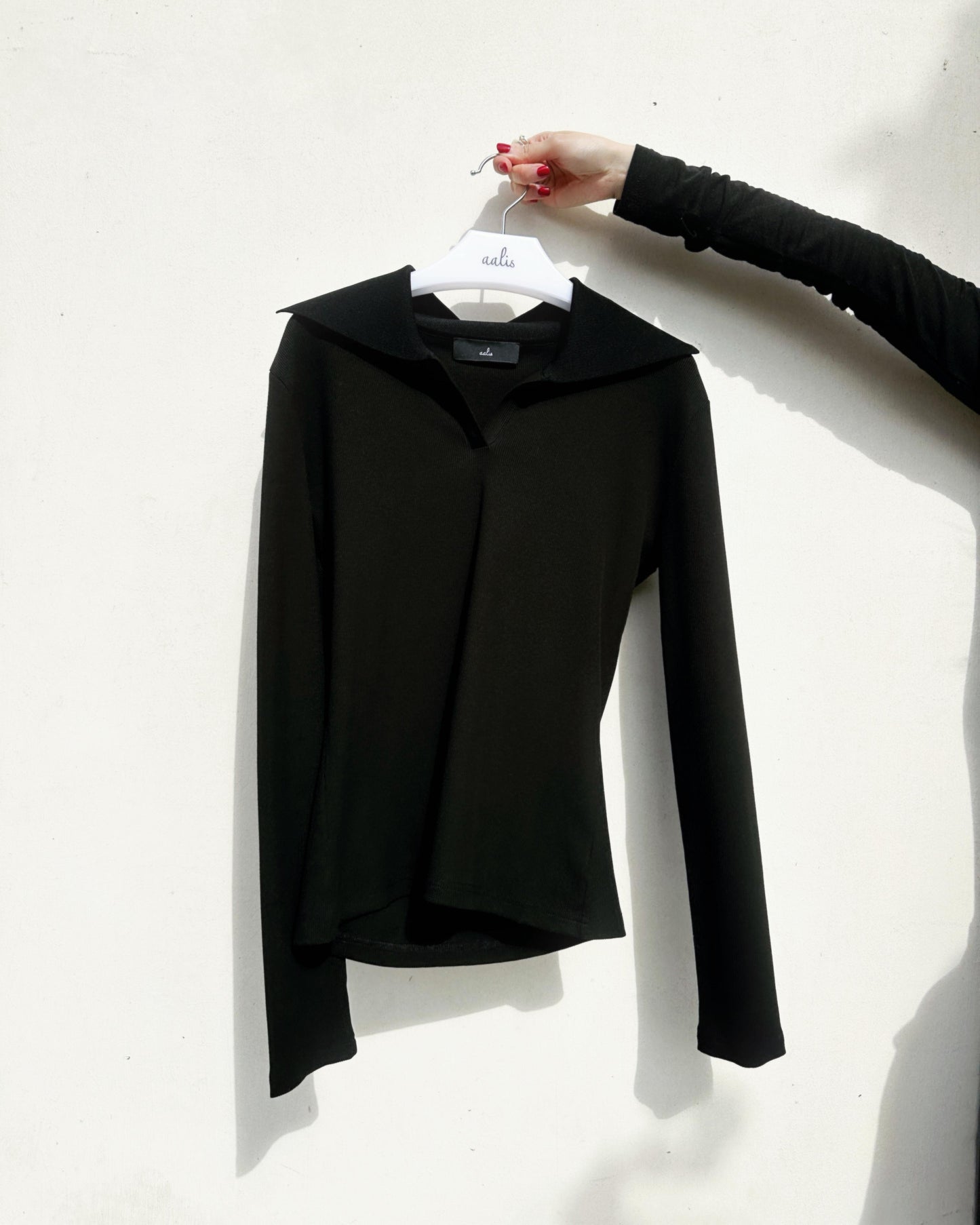 aalis WALTON knit collar v neck ribbed top (Black)