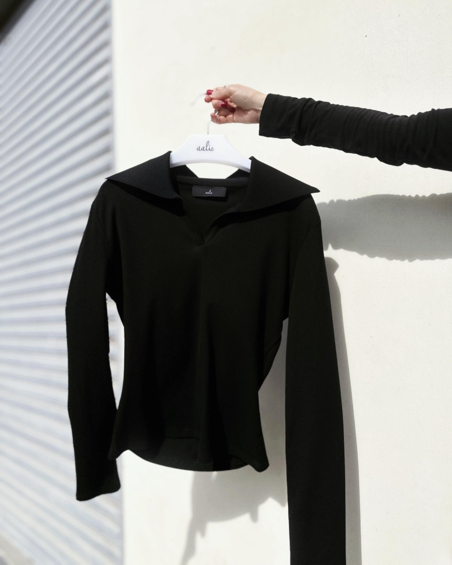 aalis WALTON knit collar v neck ribbed top (Black)