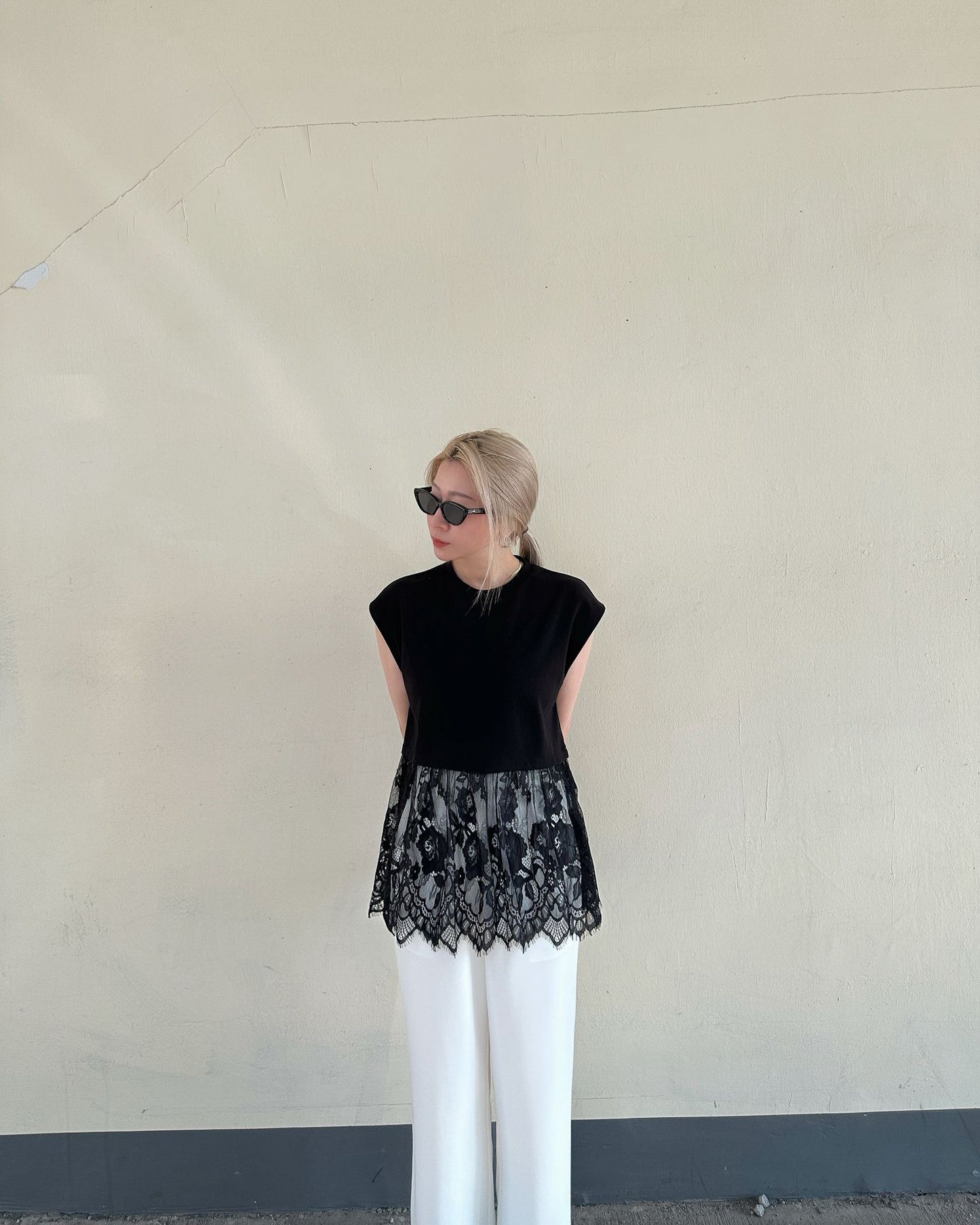 aalis RUTH lace insert cape sleeves top (Black)