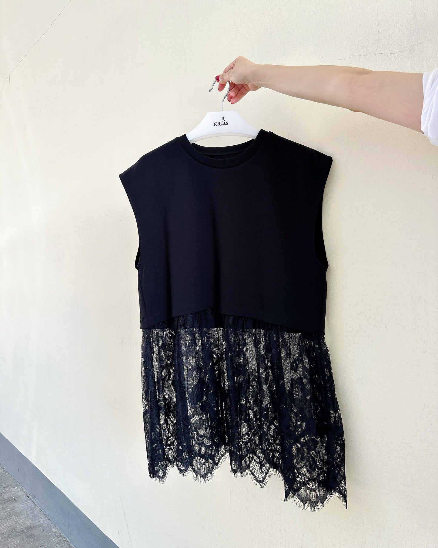 aalis RUTH lace insert cape sleeves top (Black)