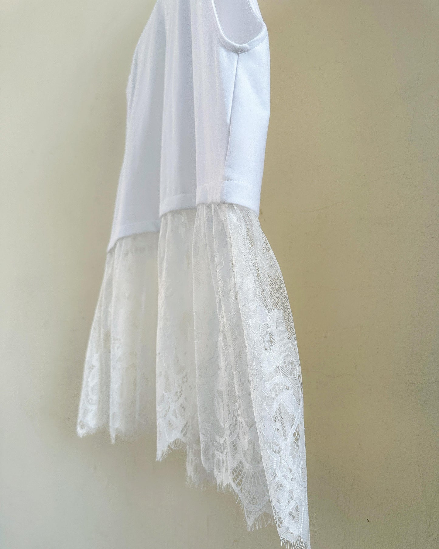 (Pre-order) aalis RUTH lace insert cape sleeves top (White)