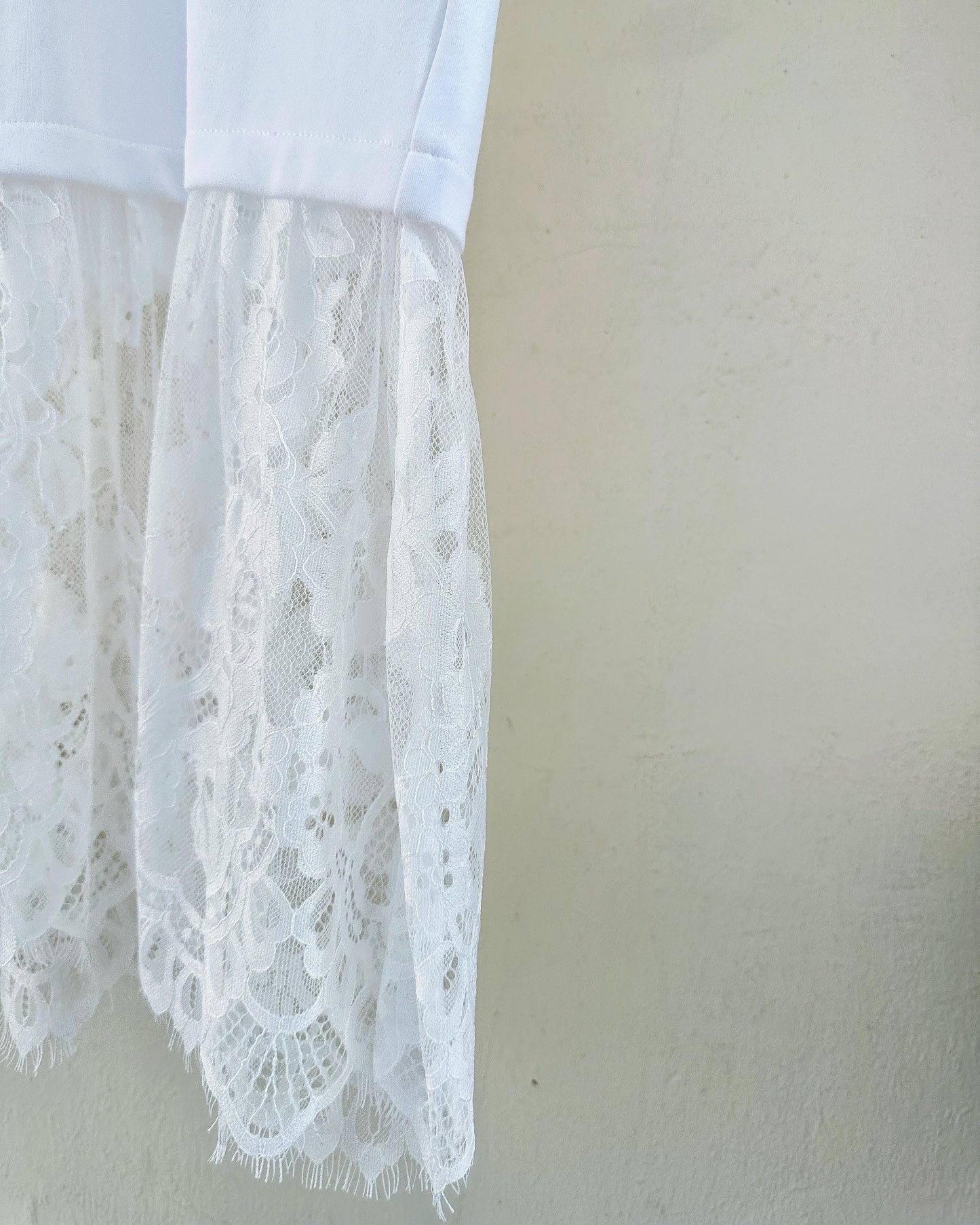 (Pre-order) aalis RUTH lace insert cape sleeves top (White)