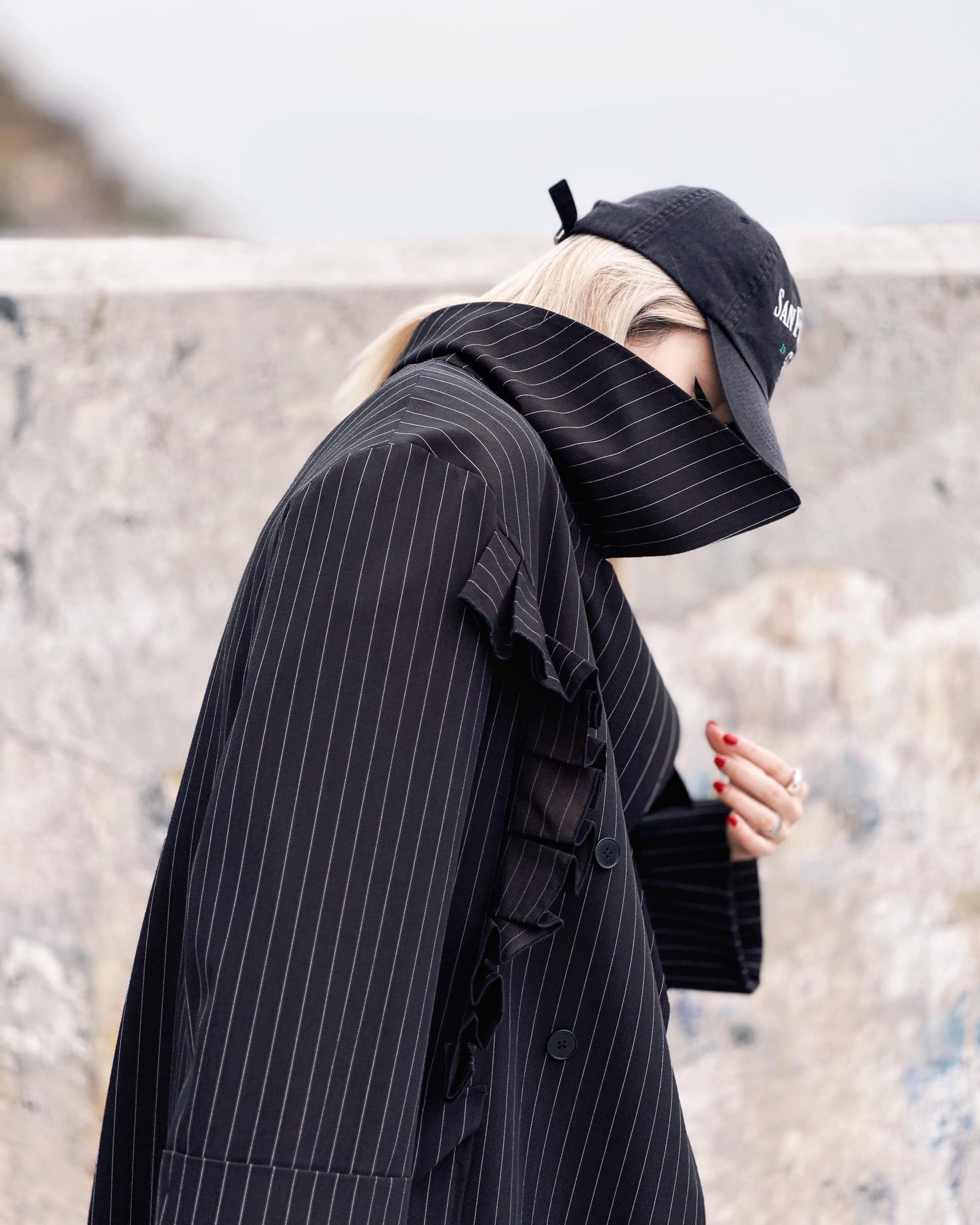 aalis MARS box pleat big collar trench coat (Black)