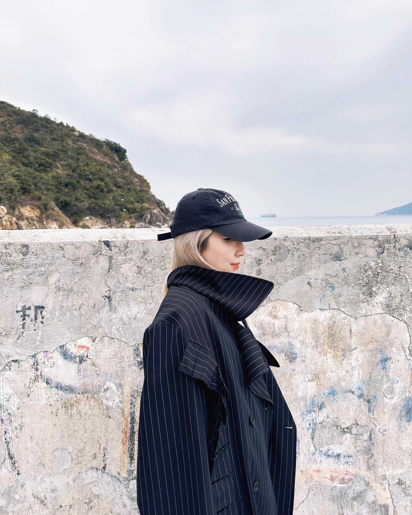 aalis MARS box pleat big collar trench coat (Black)