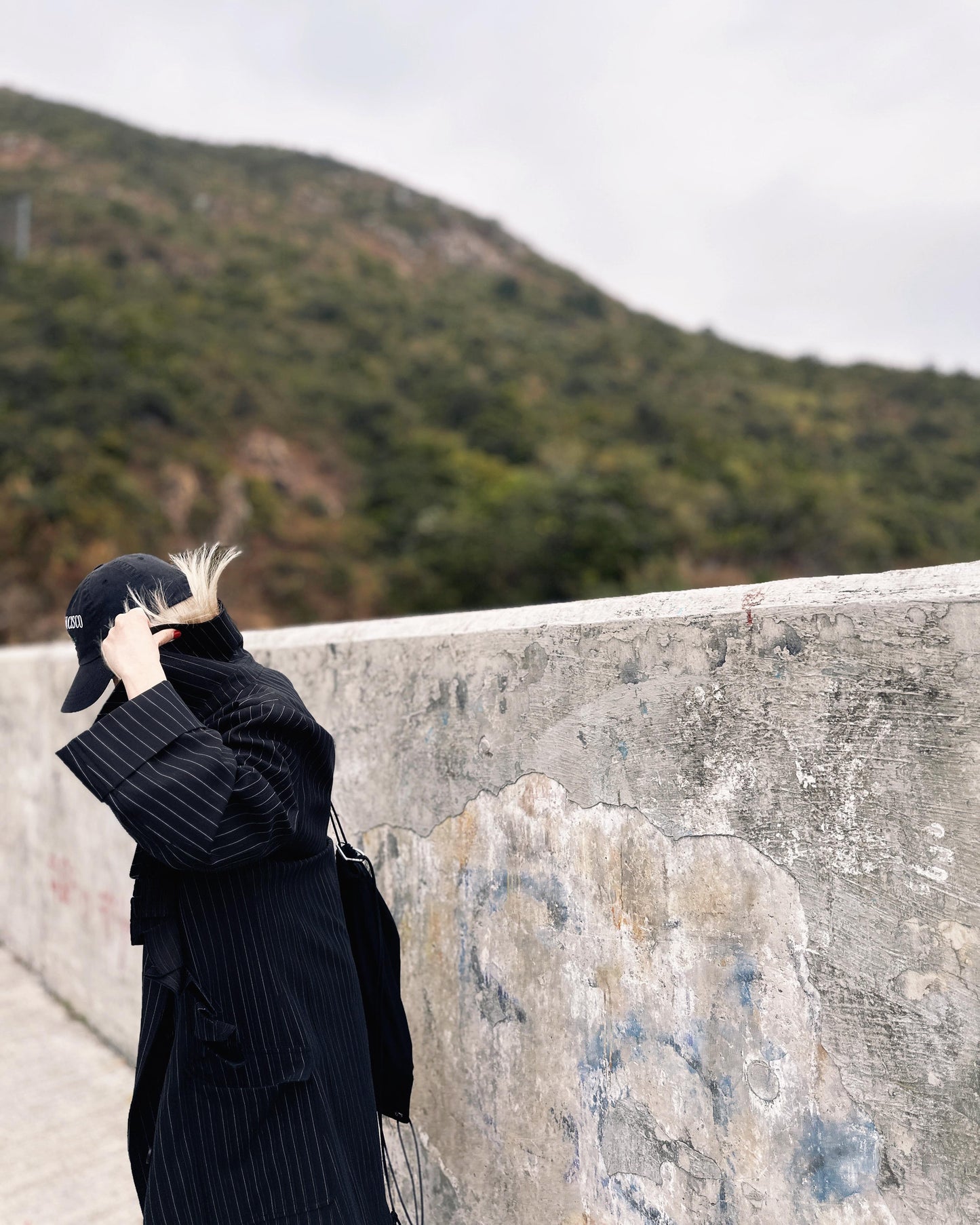 aalis MARS box pleat big collar trench coat (Black)