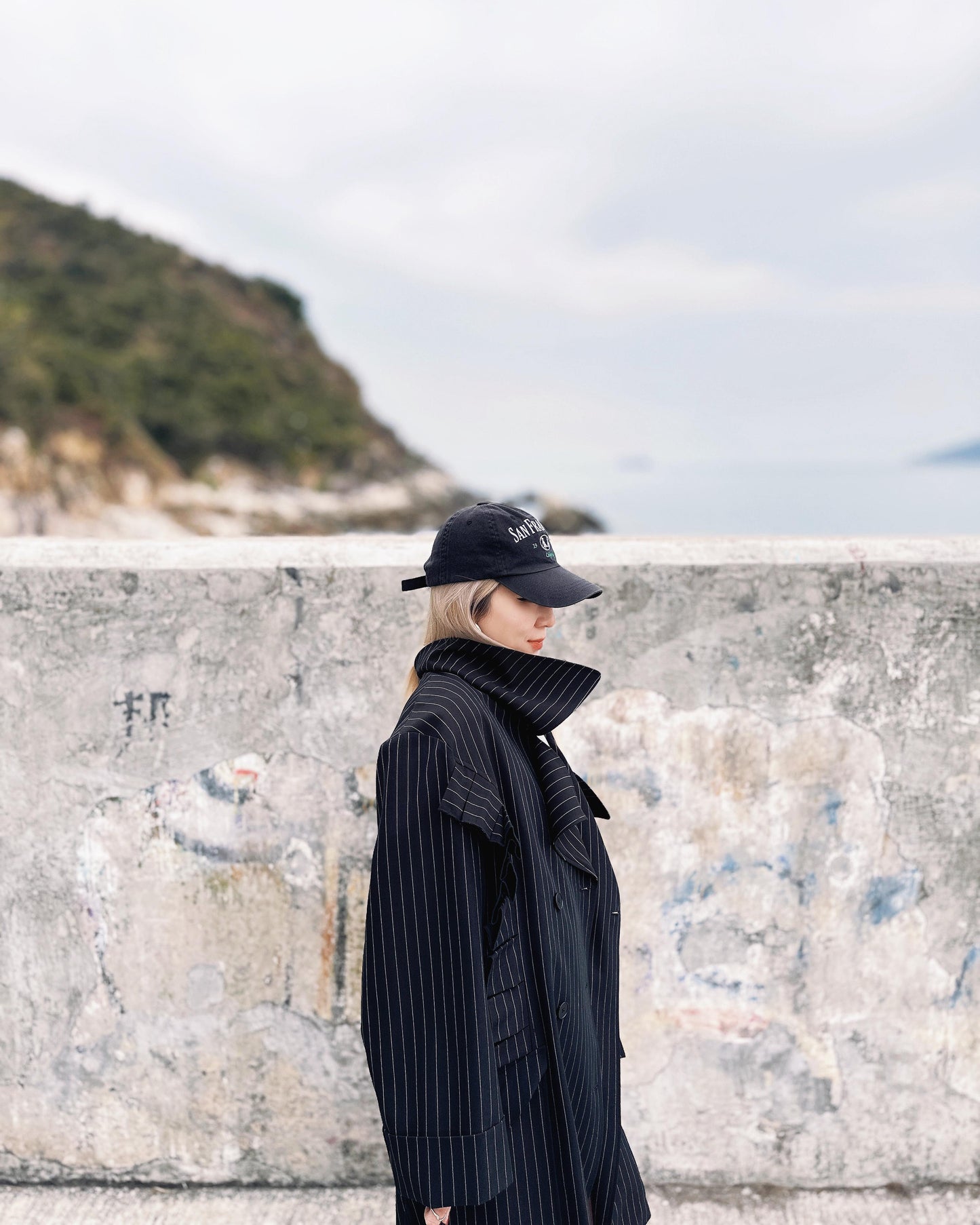 aalis MARS box pleat big collar trench coat (Black)