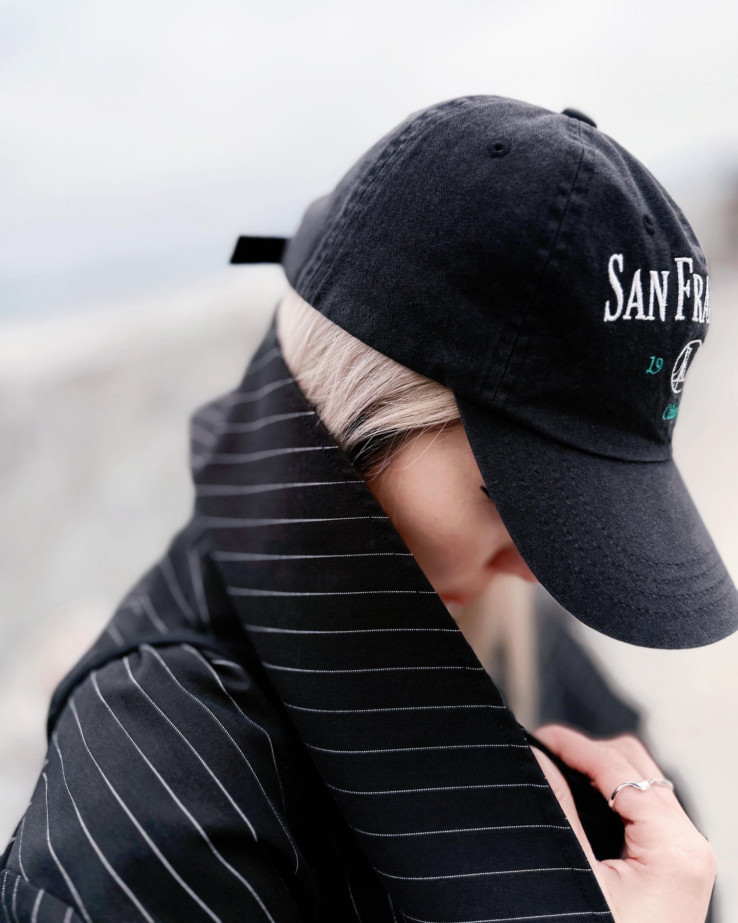 aalis MARS box pleat big collar trench coat (Black)