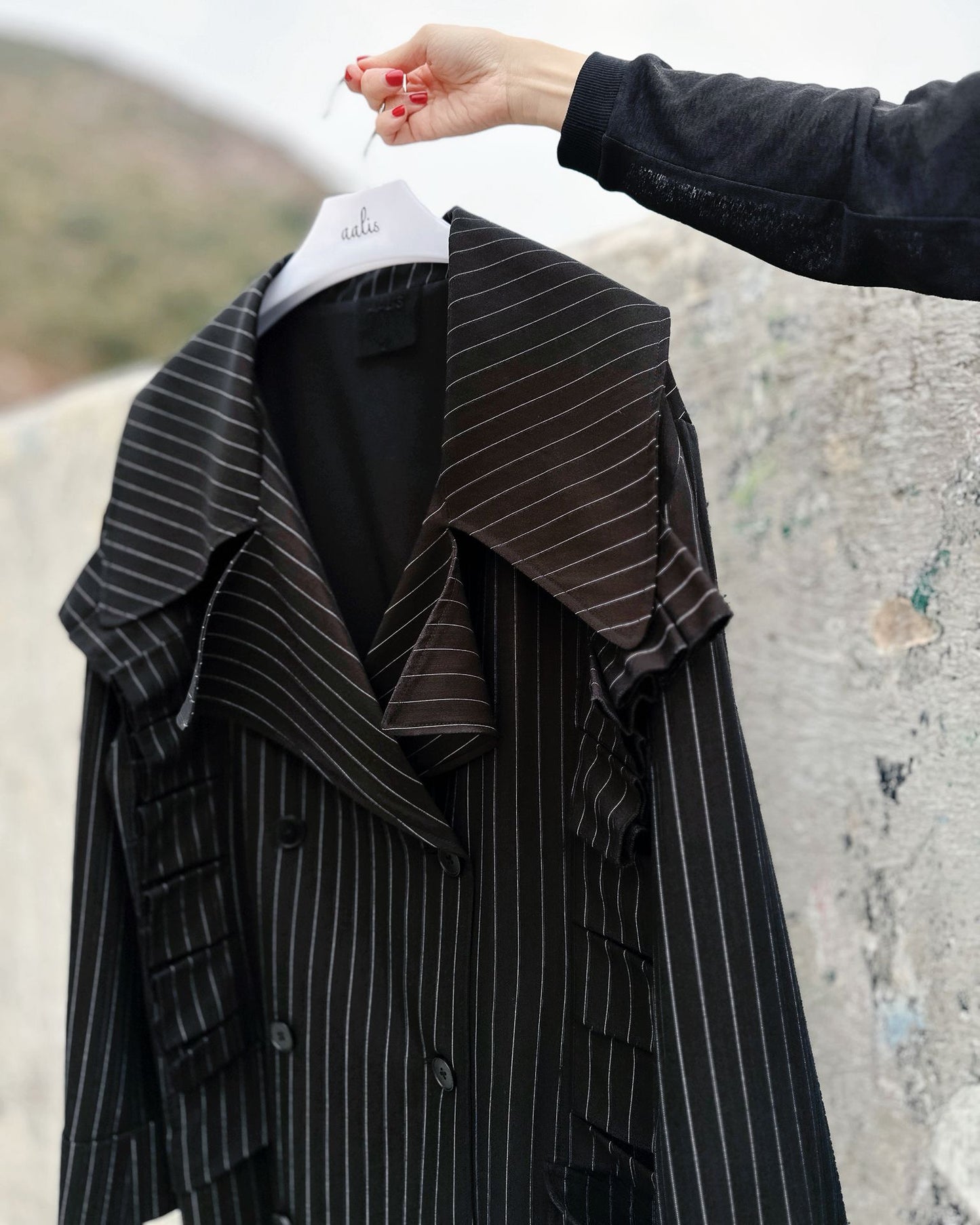 aalis MARS box pleat big collar trench coat (Black)