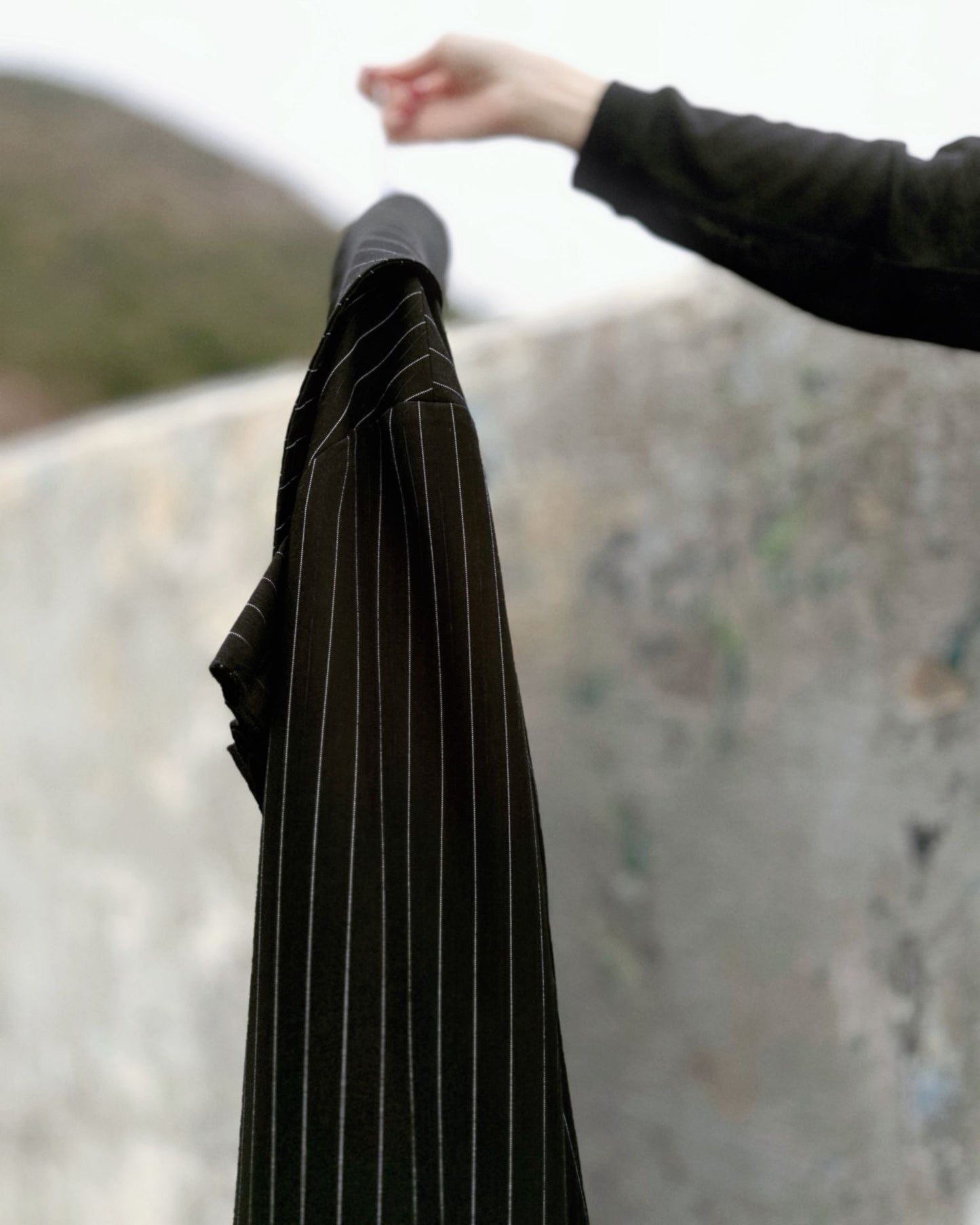 aalis MARS box pleat big collar trench coat (Black)