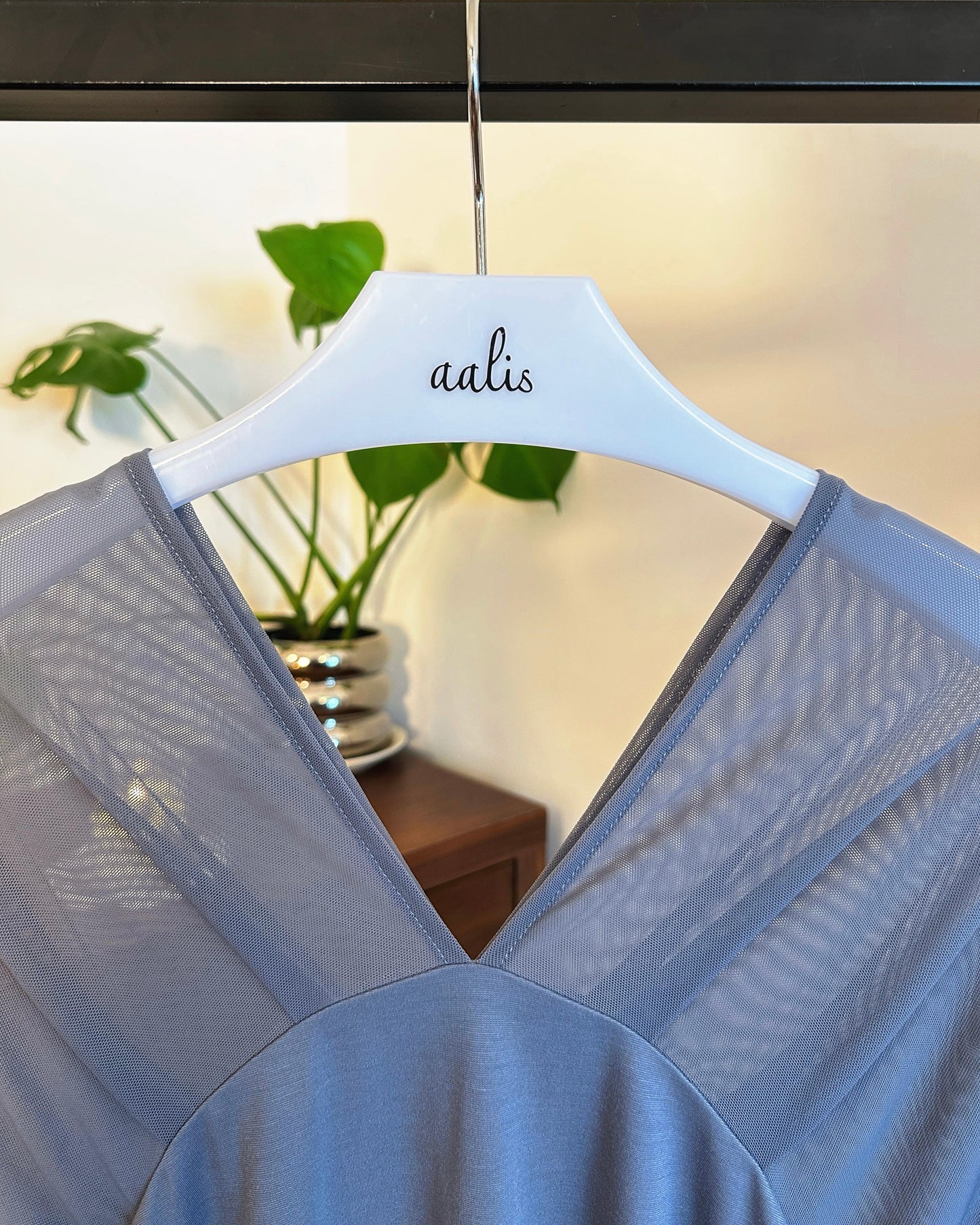 [Flash Promotion] aalis NEOMA v neck mesh rushed shoulder top (Purple Blue)