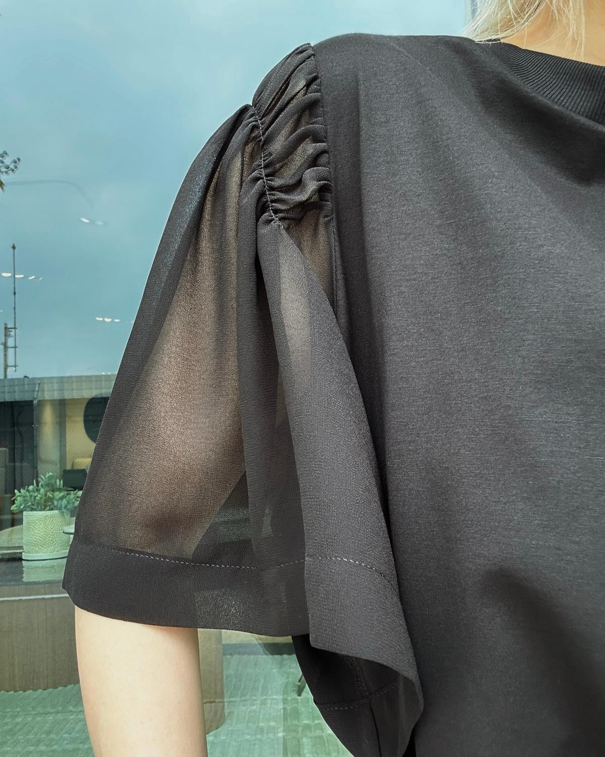 aalis DIRA rushed detail chiffon sleeves Tee (Black)