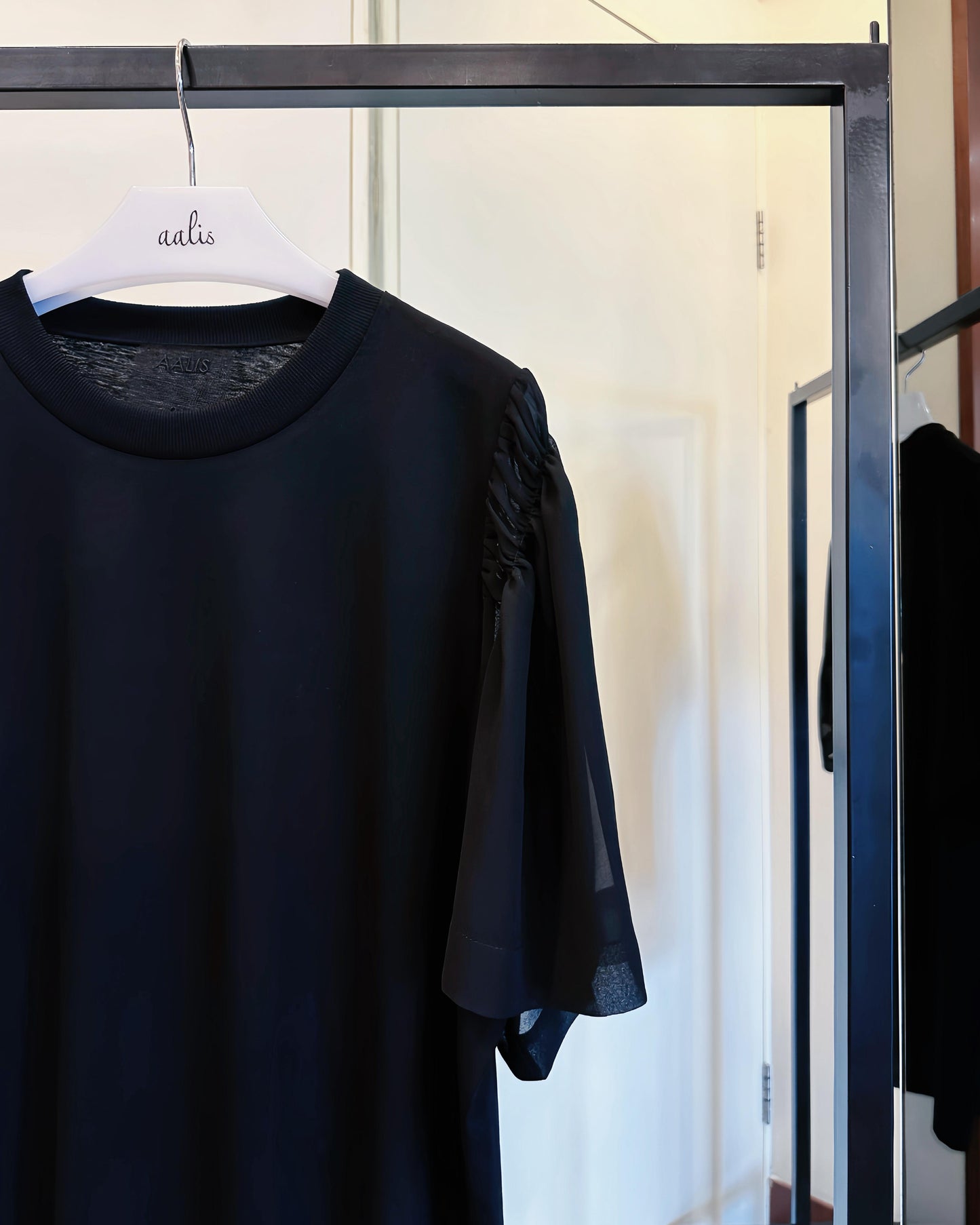 aalis DIRA rushed detail chiffon sleeves Tee (Black)