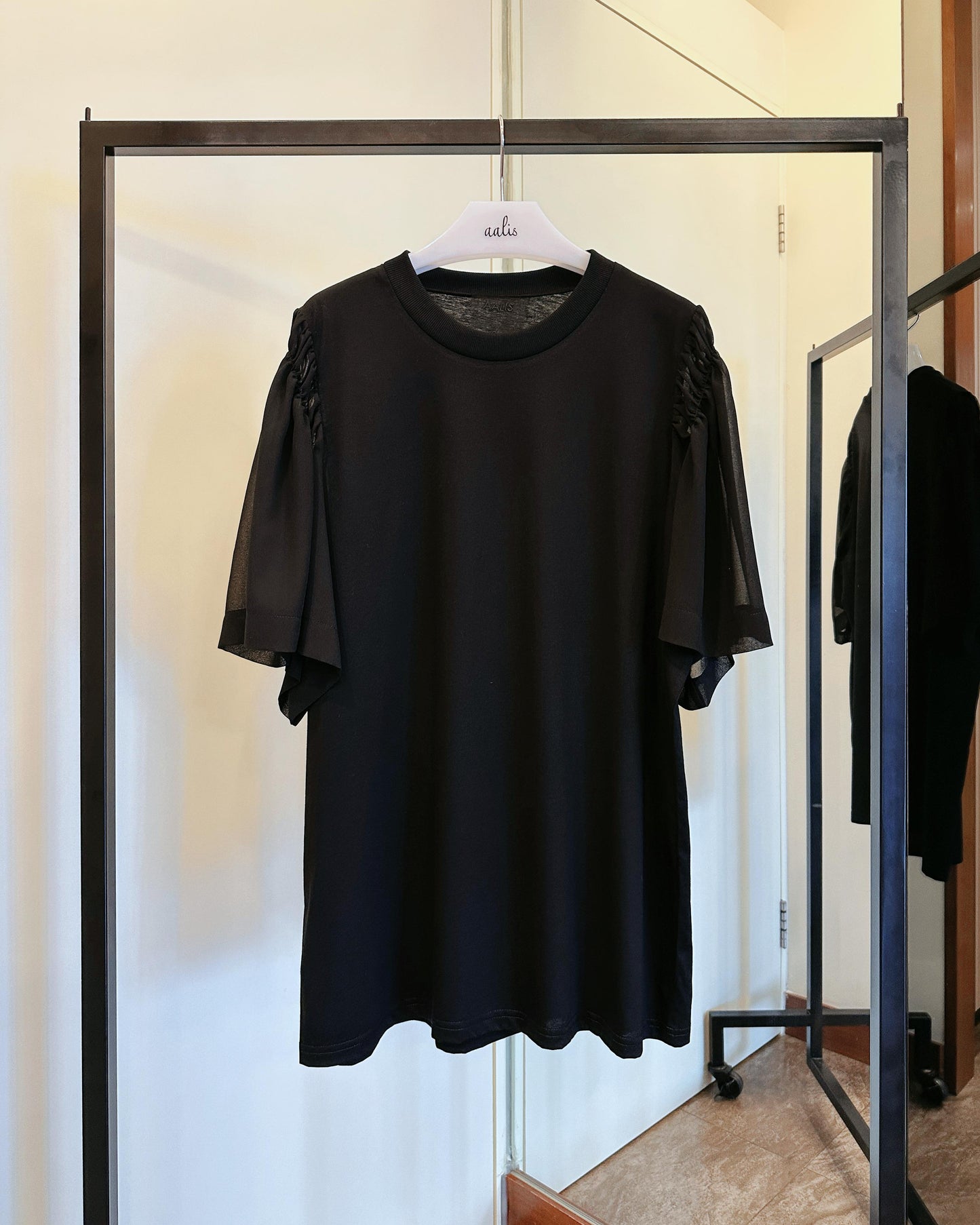 aalis DIRA rushed detail chiffon sleeves Tee (Black)