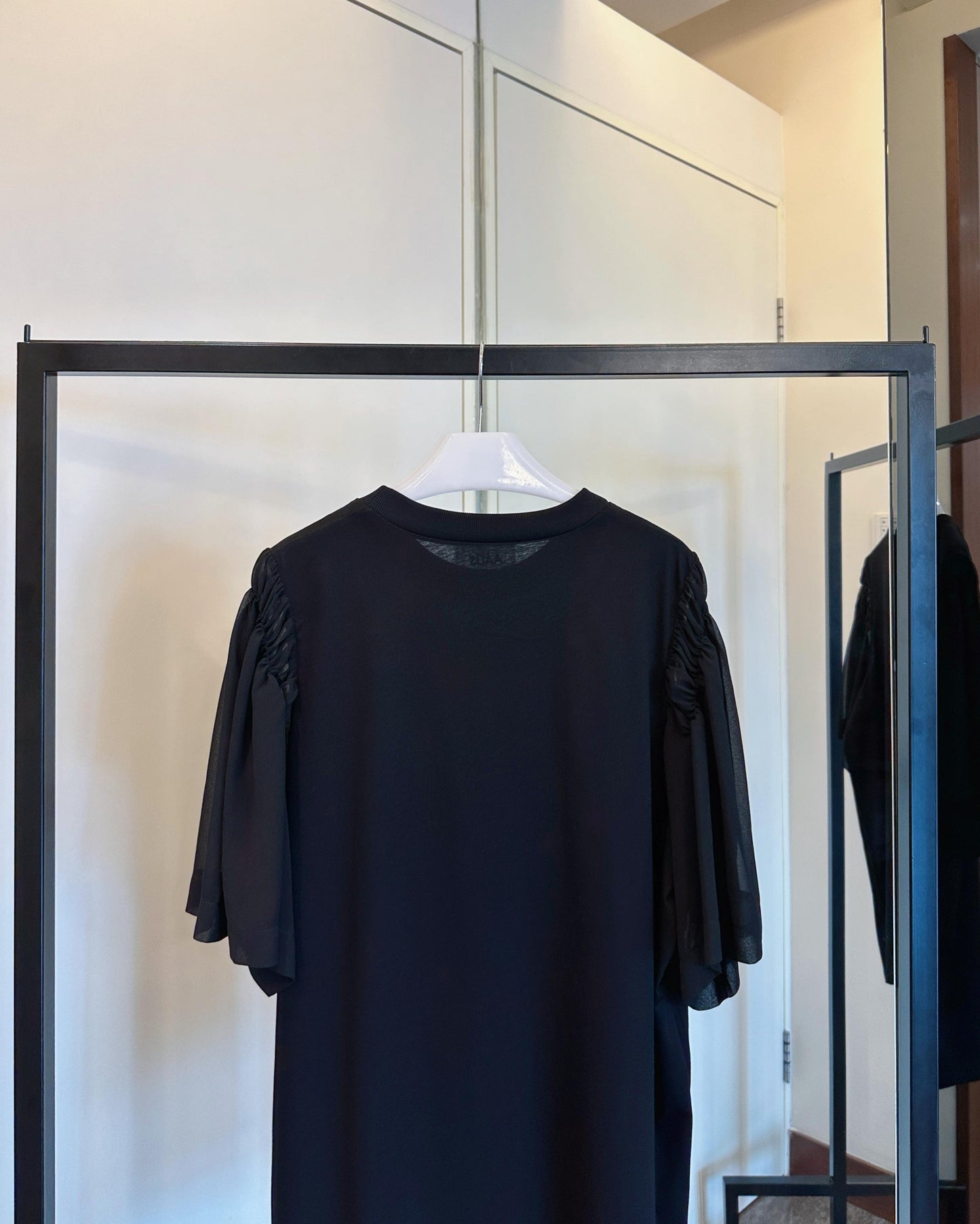 aalis DIRA rushed detail chiffon sleeves Tee (Black)