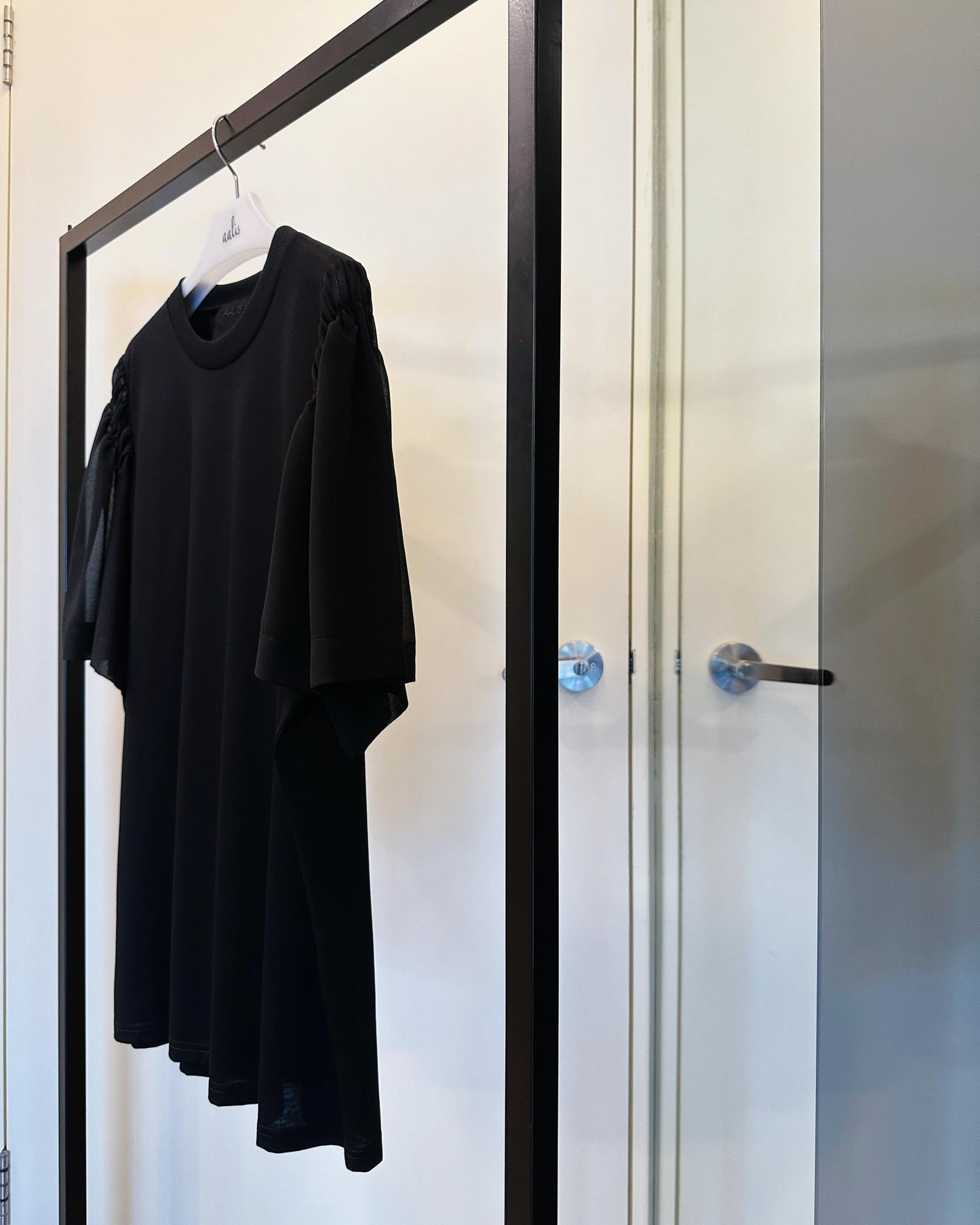 aalis DIRA rushed detail chiffon sleeves Tee (Black)