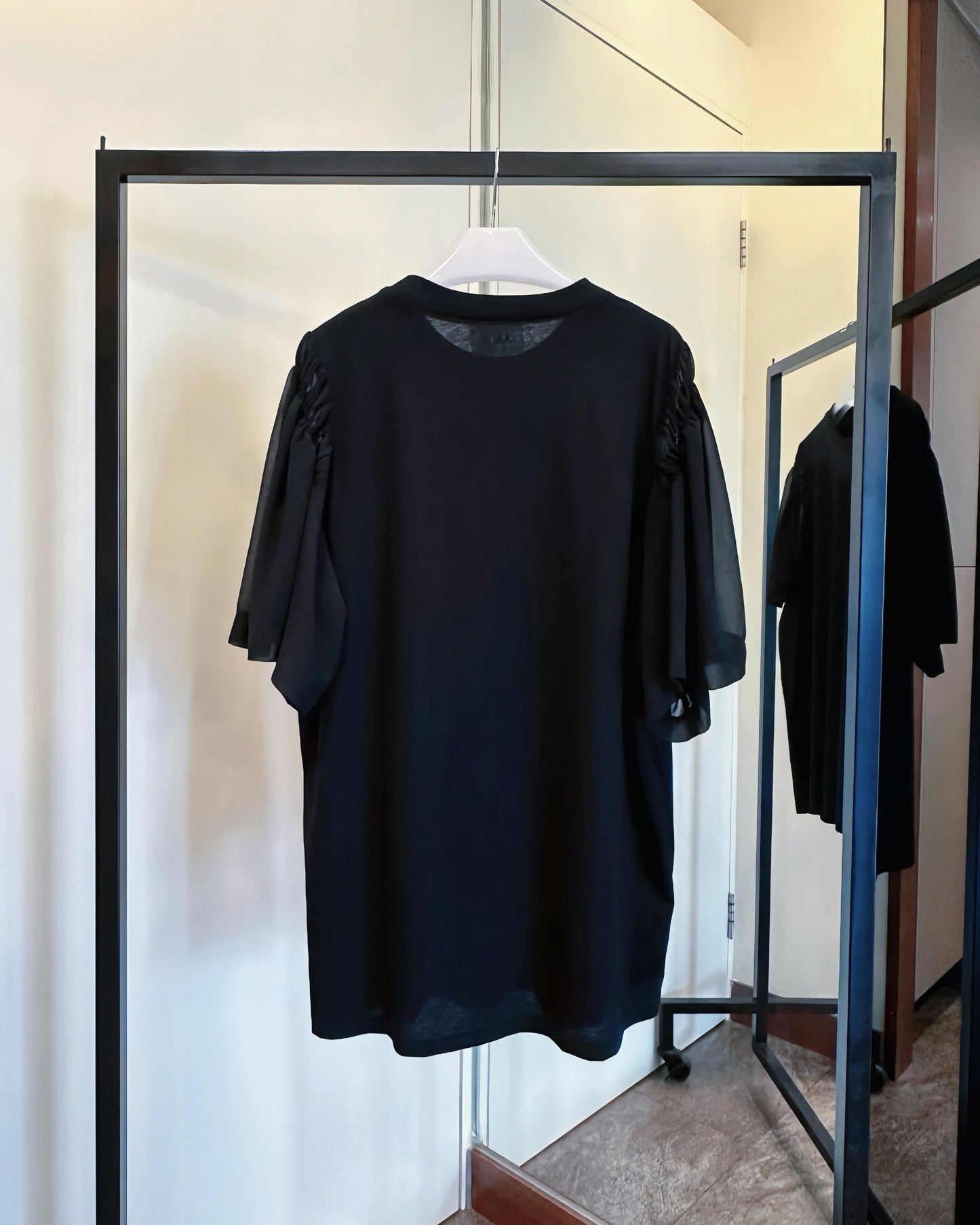 aalis DIRA rushed detail chiffon sleeves Tee (Black)