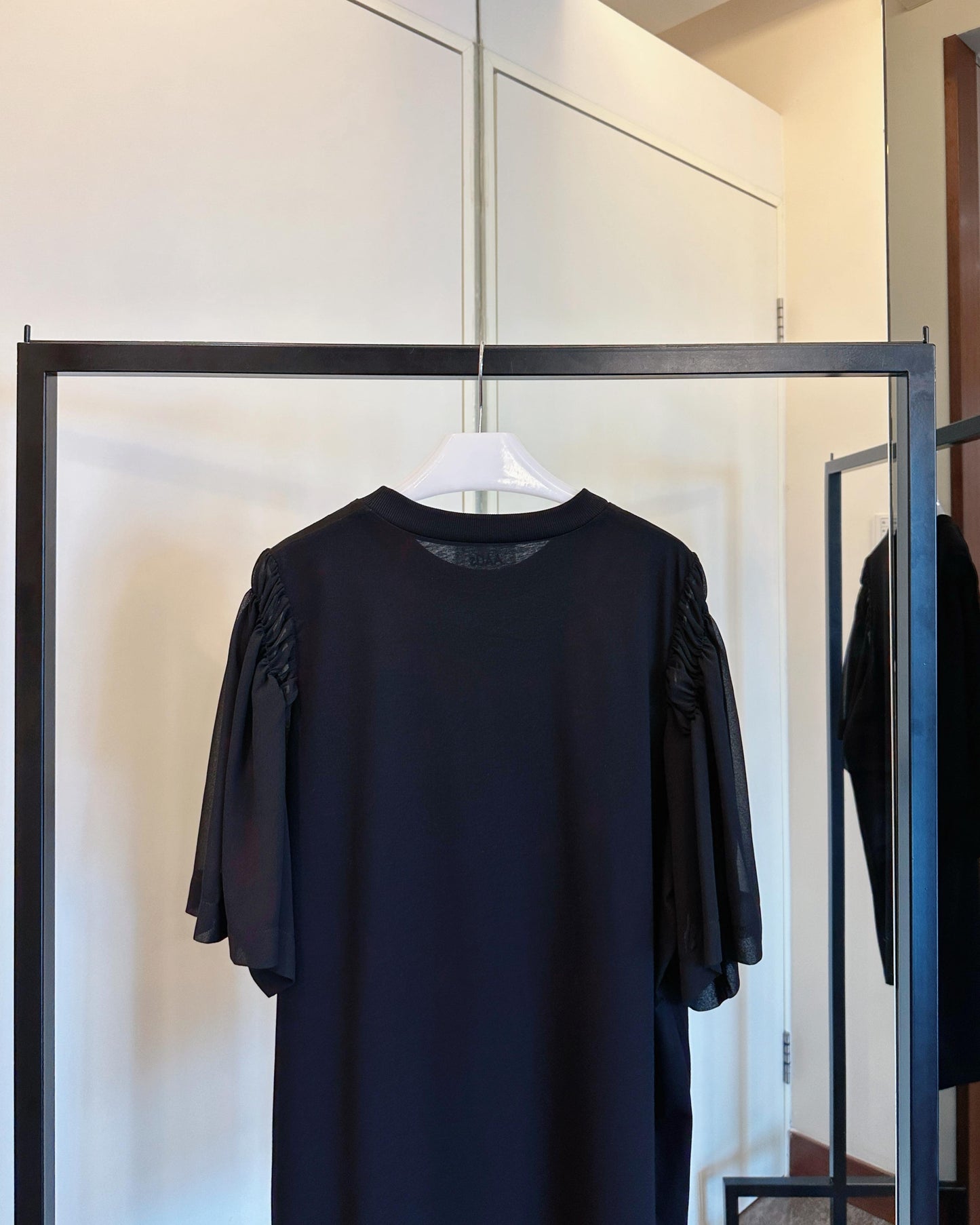 aalis DIRA rushed detail chiffon sleeves Tee (Black)