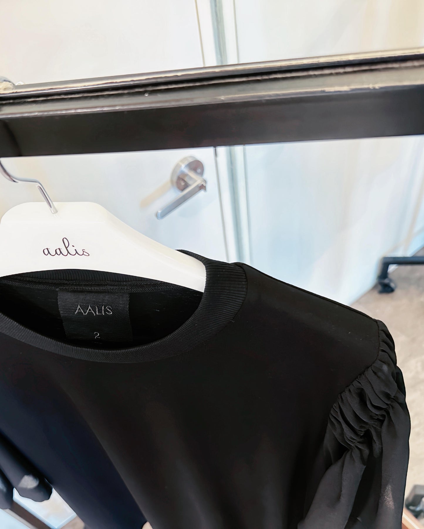 aalis DIRA rushed detail chiffon sleeves Tee (Black)