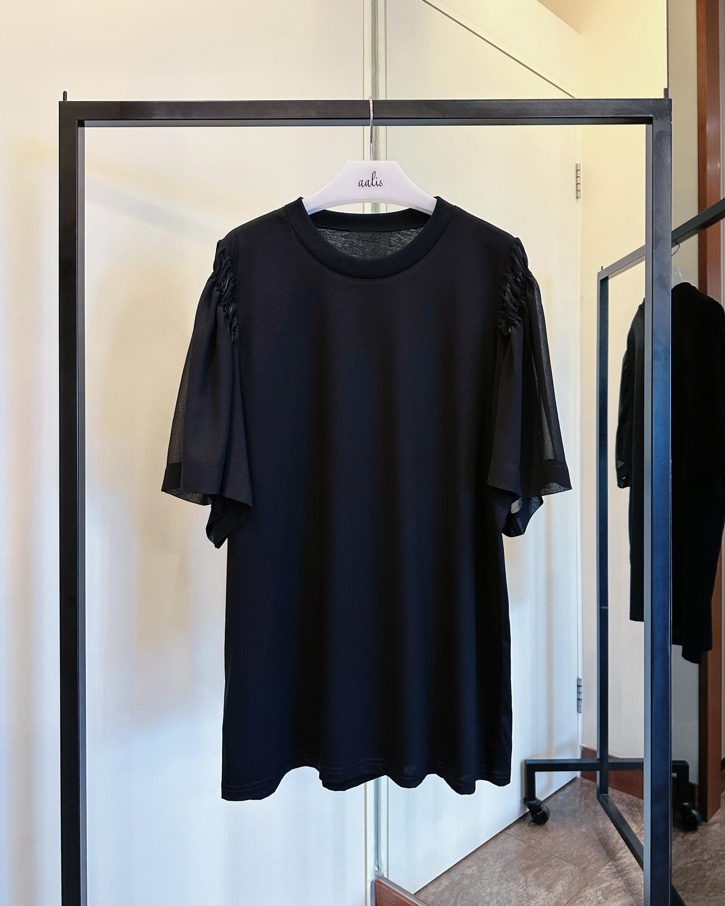 aalis DIRA rushed detail chiffon sleeves Tee (Black)