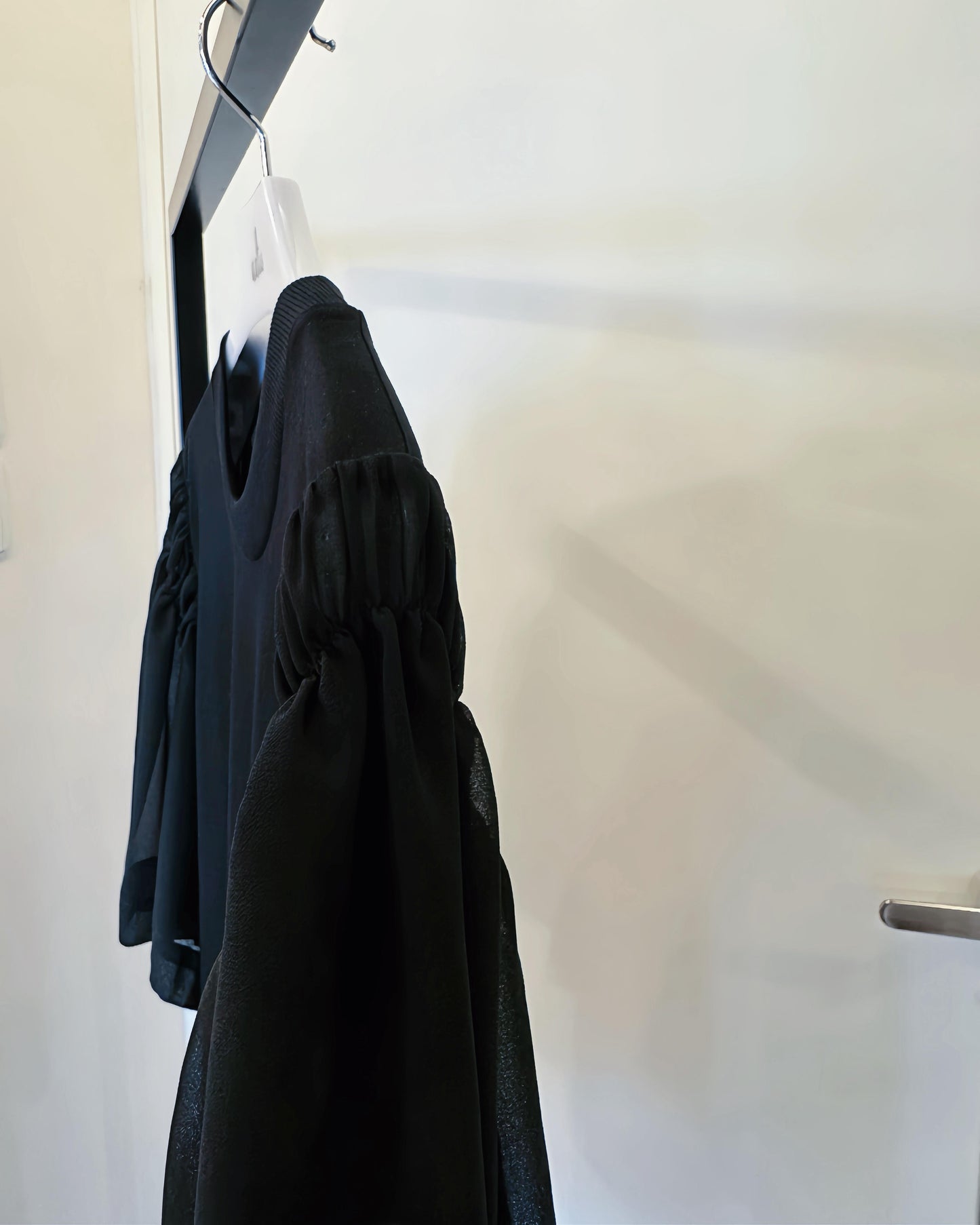 aalis DIRA rushed detail chiffon sleeves Tee (Black)