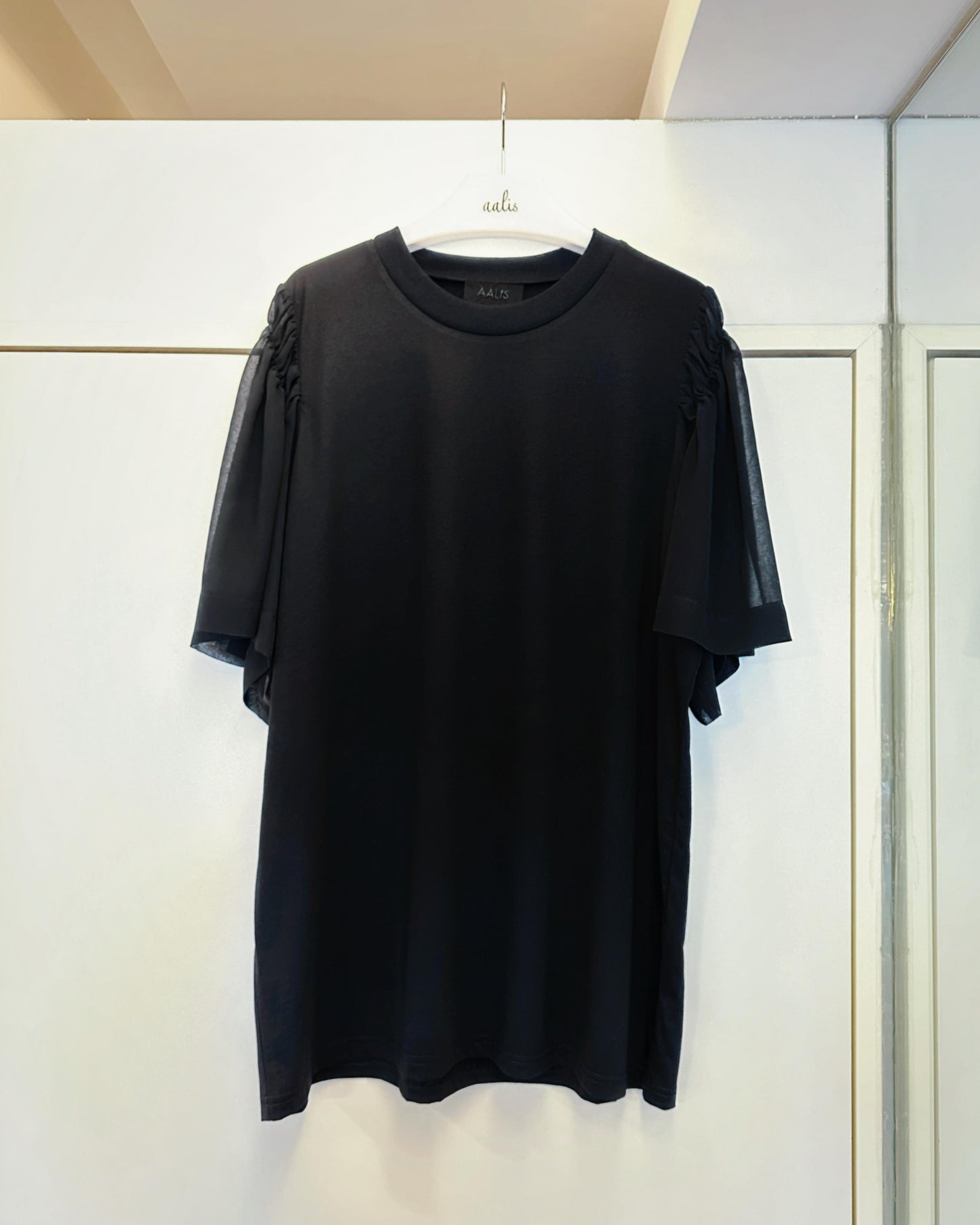 aalis DIRA rushed detail chiffon sleeves Tee (Black)