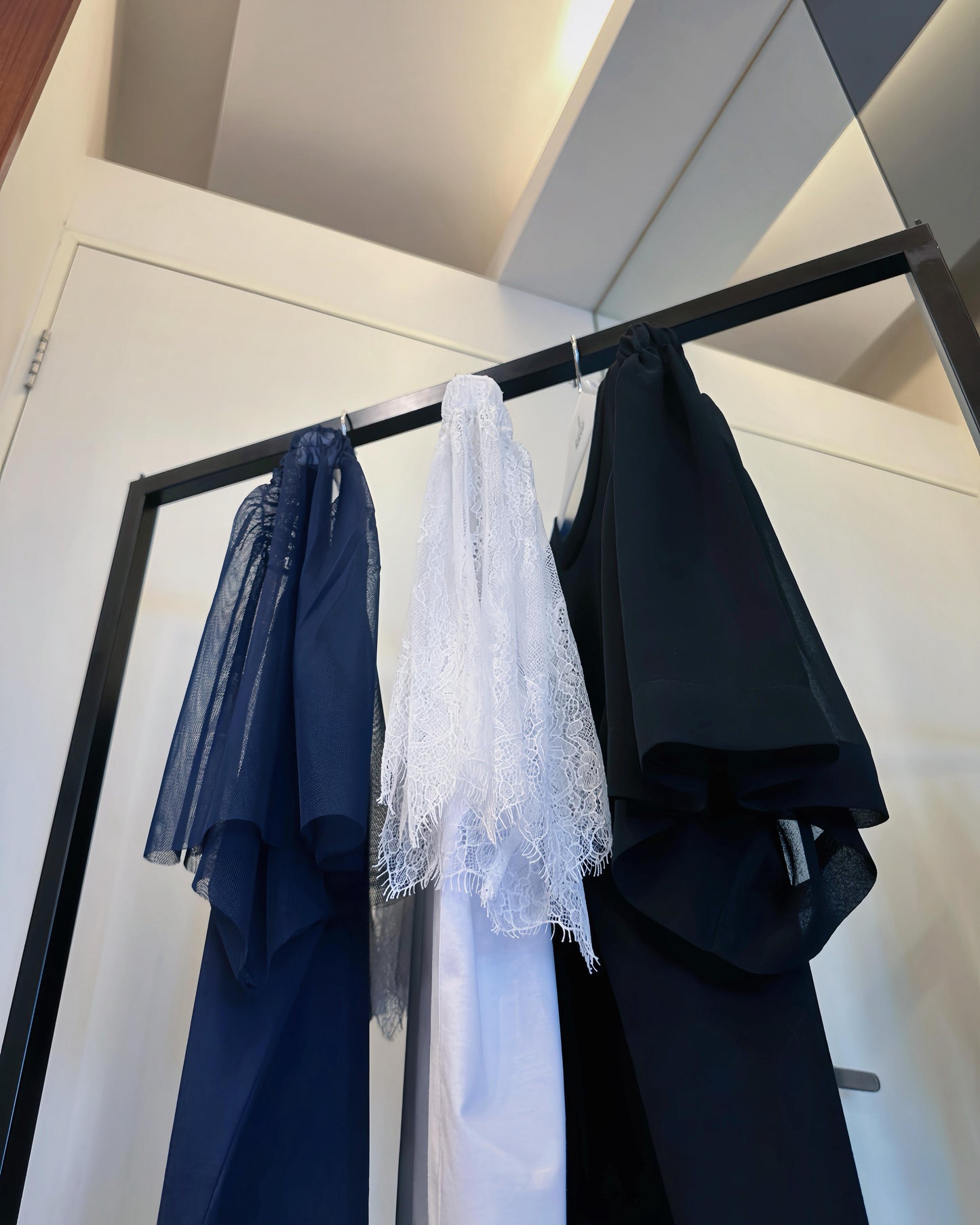 aalis DIRA rushed detail chiffon sleeves Tee (Black)