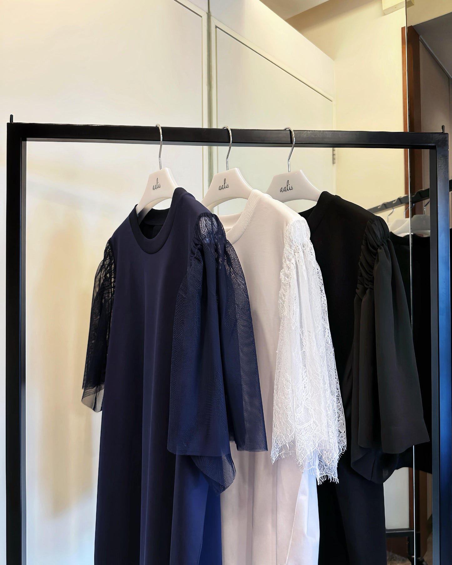 aalis DIRA rushed detail chiffon sleeves Tee (Black)