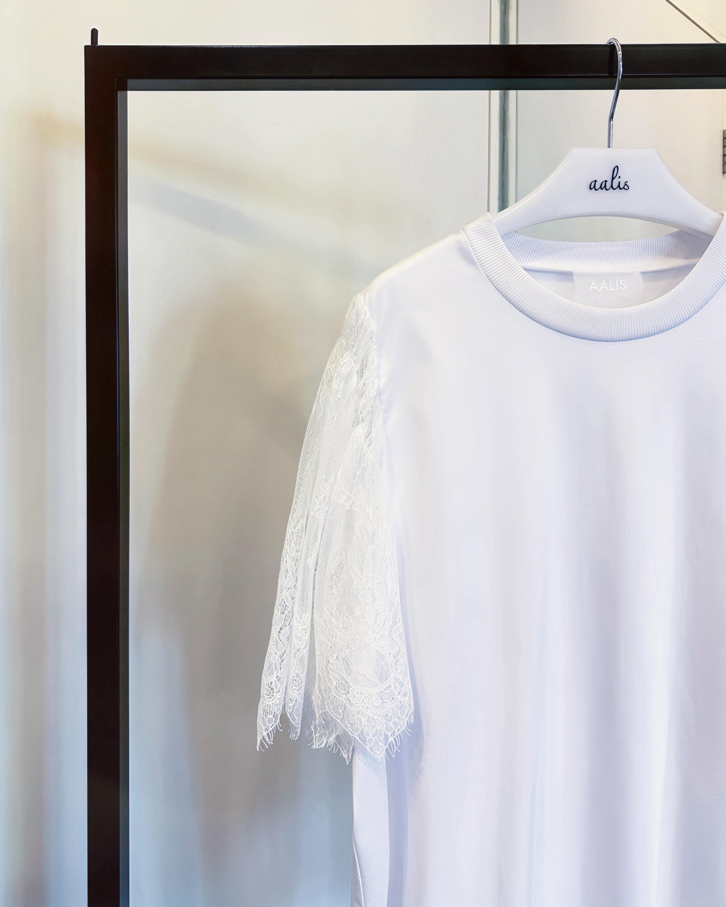 aalis DIRA rushed detail lace sleeves Tee (White)