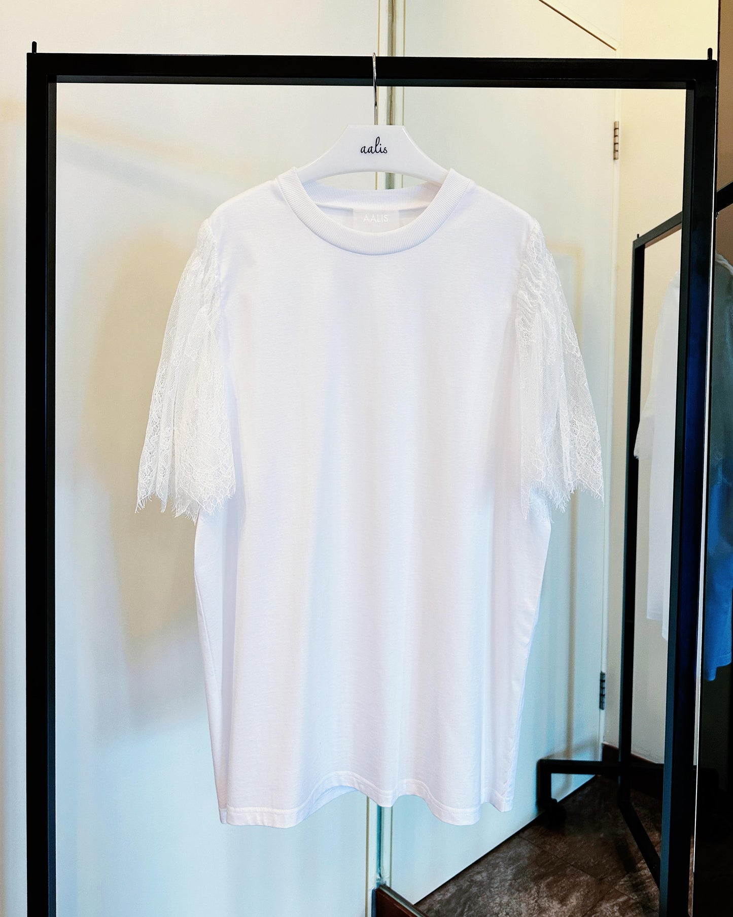 aalis DIRA rushed detail lace sleeves Tee (White)