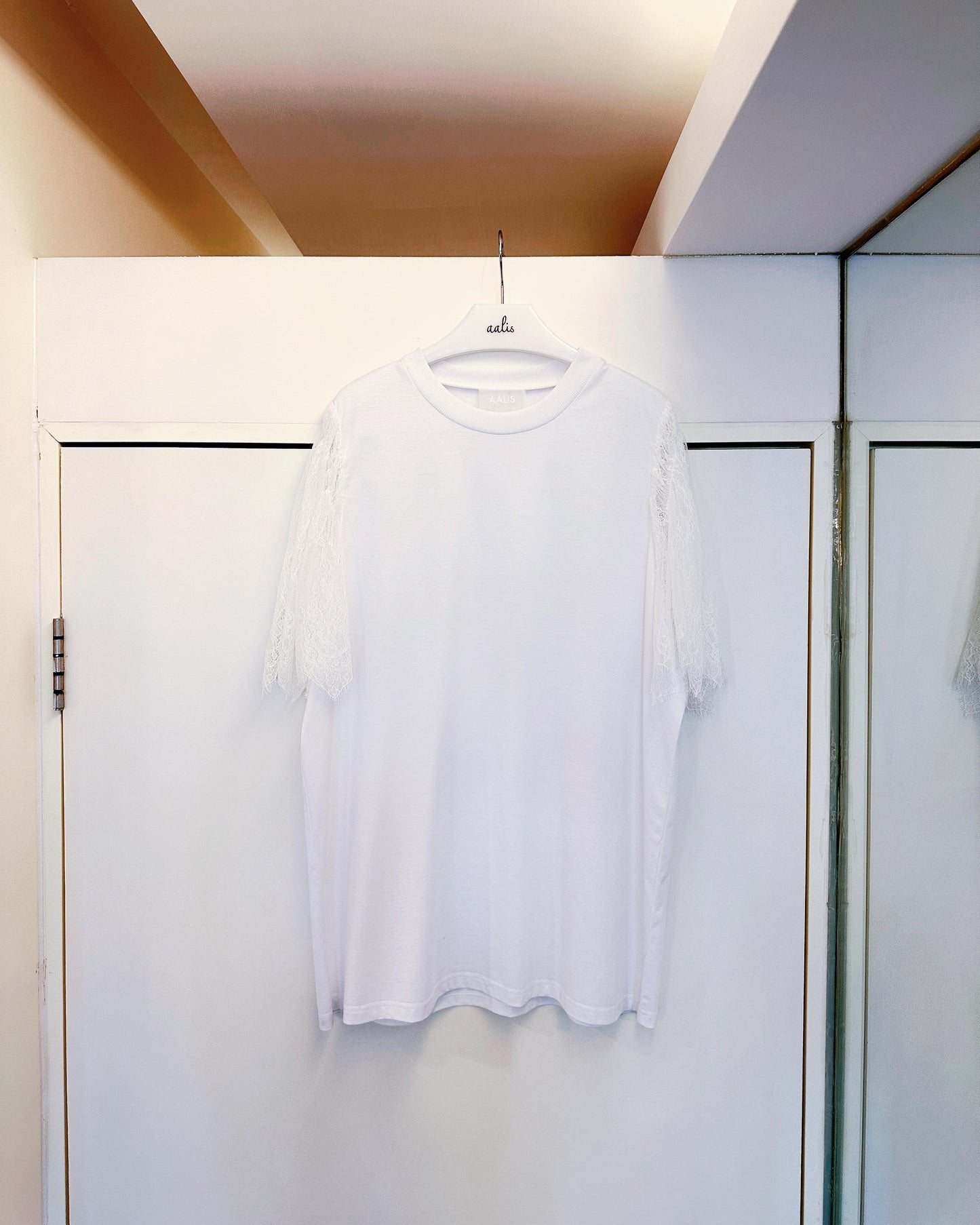 aalis DIRA rushed detail lace sleeves Tee (White)