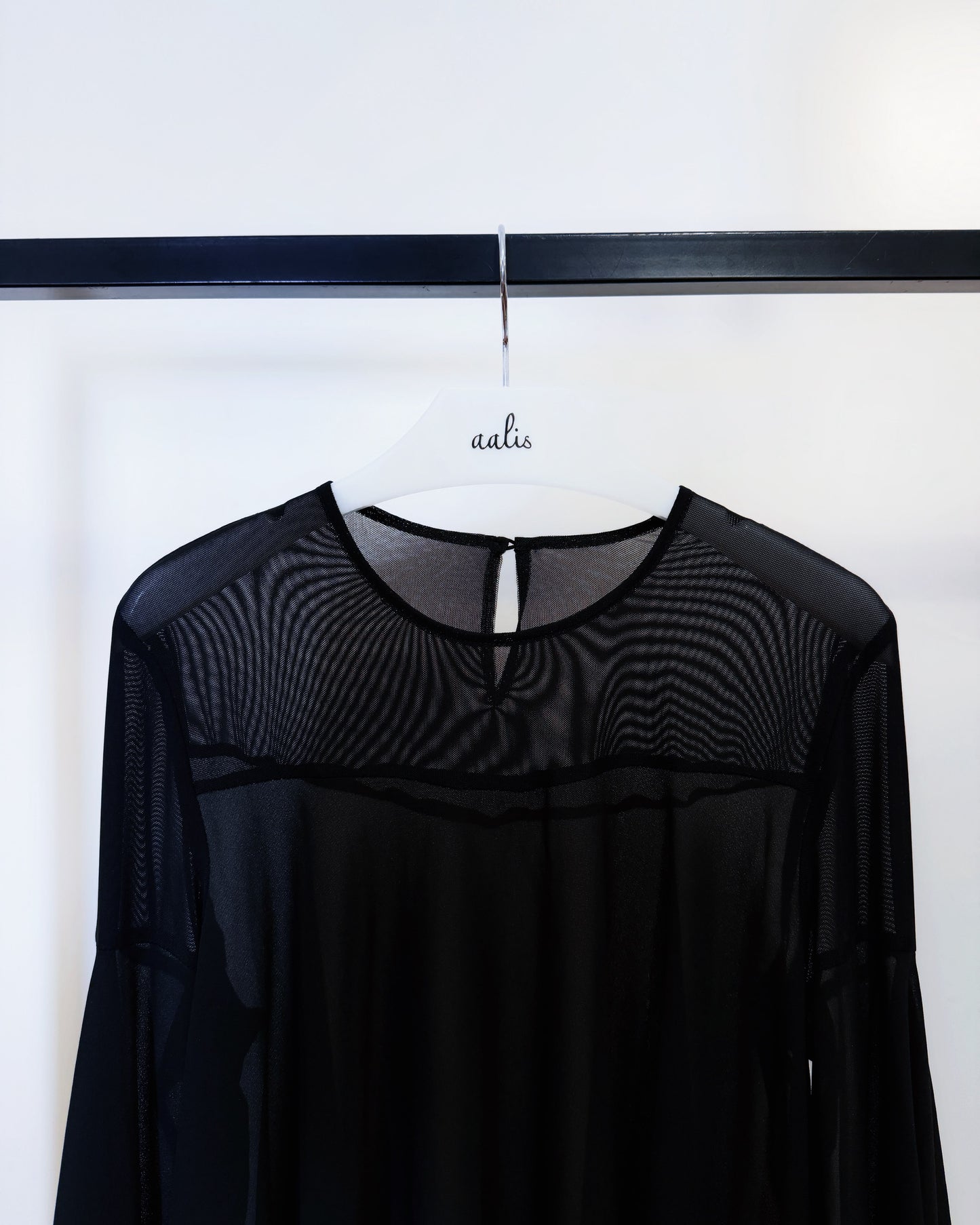 aalis ASUA zigzag lace hem mesh top (Black)