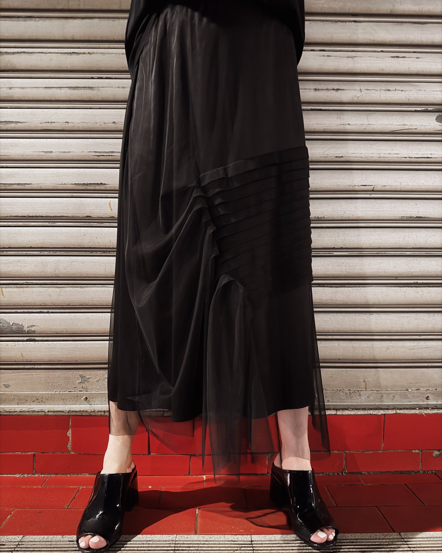 (Pre-order) aalis XAVIA pleated detail asymmetric mesh midi skirt (Black)