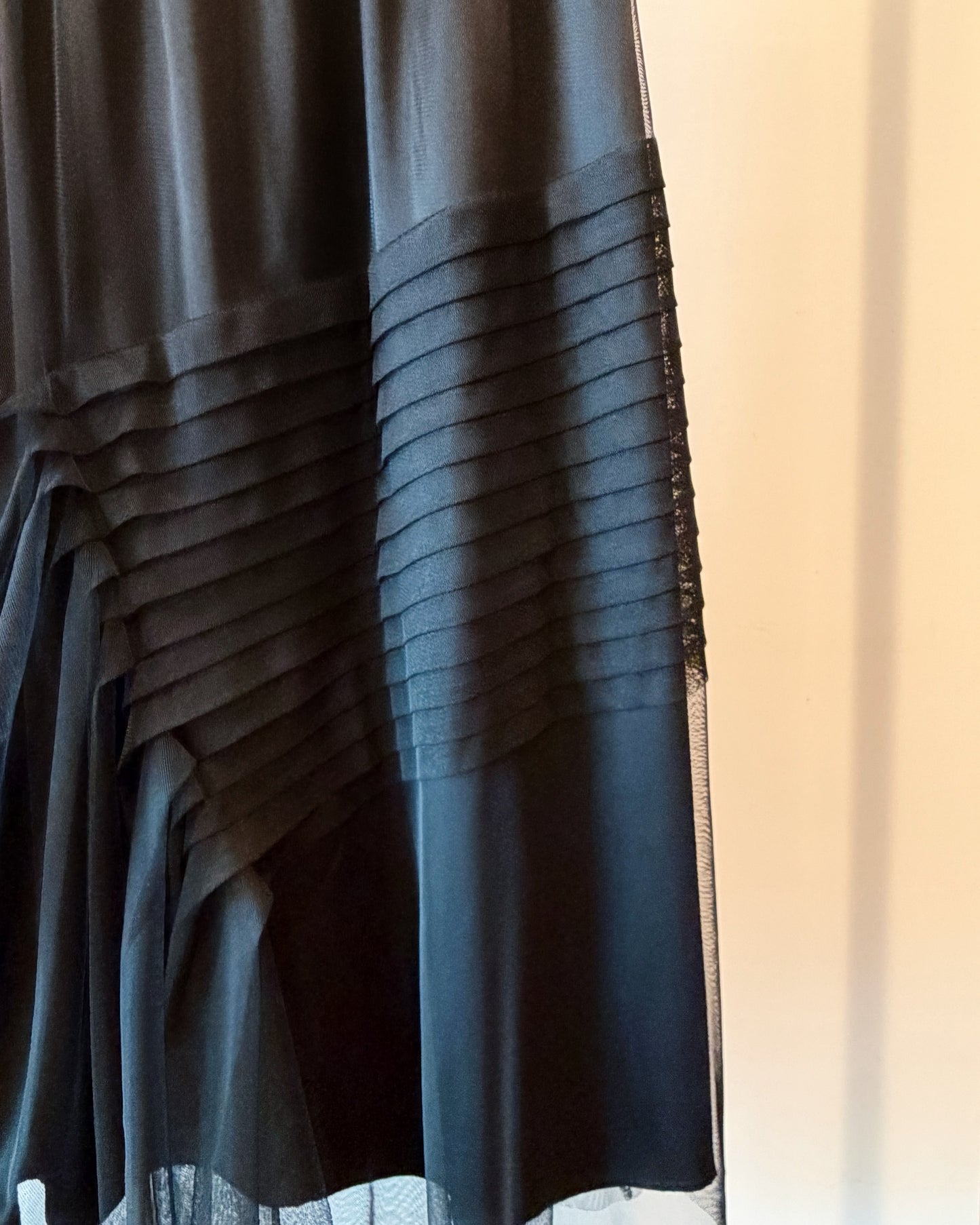 aalis XAVIA pleated detail asymmetric mesh midi skirt (Black)