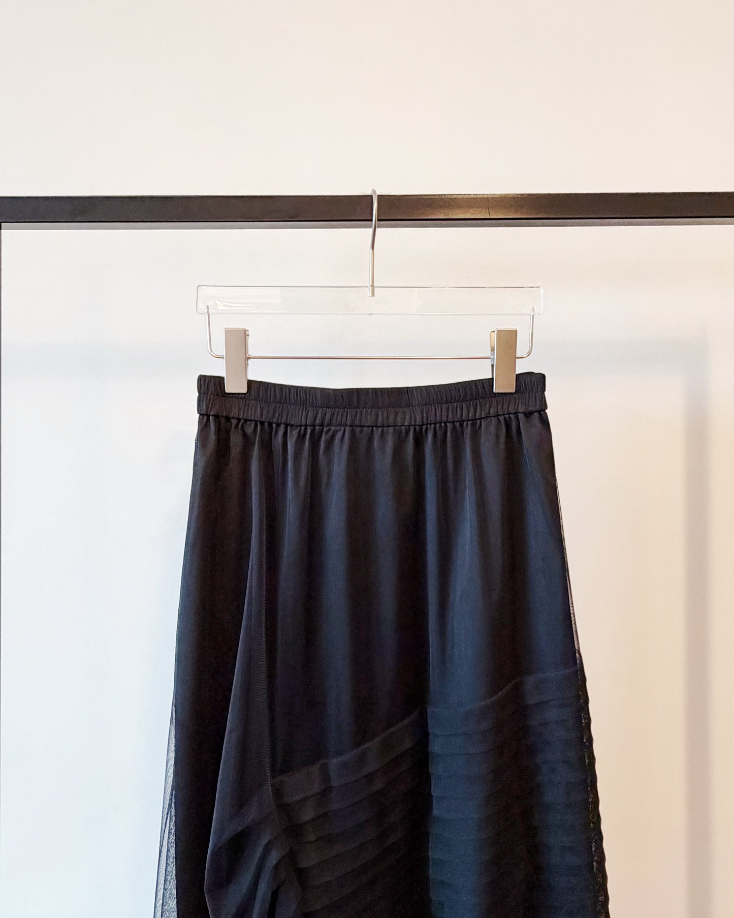 aalis XAVIA pleated detail asymmetric mesh midi skirt (Black)