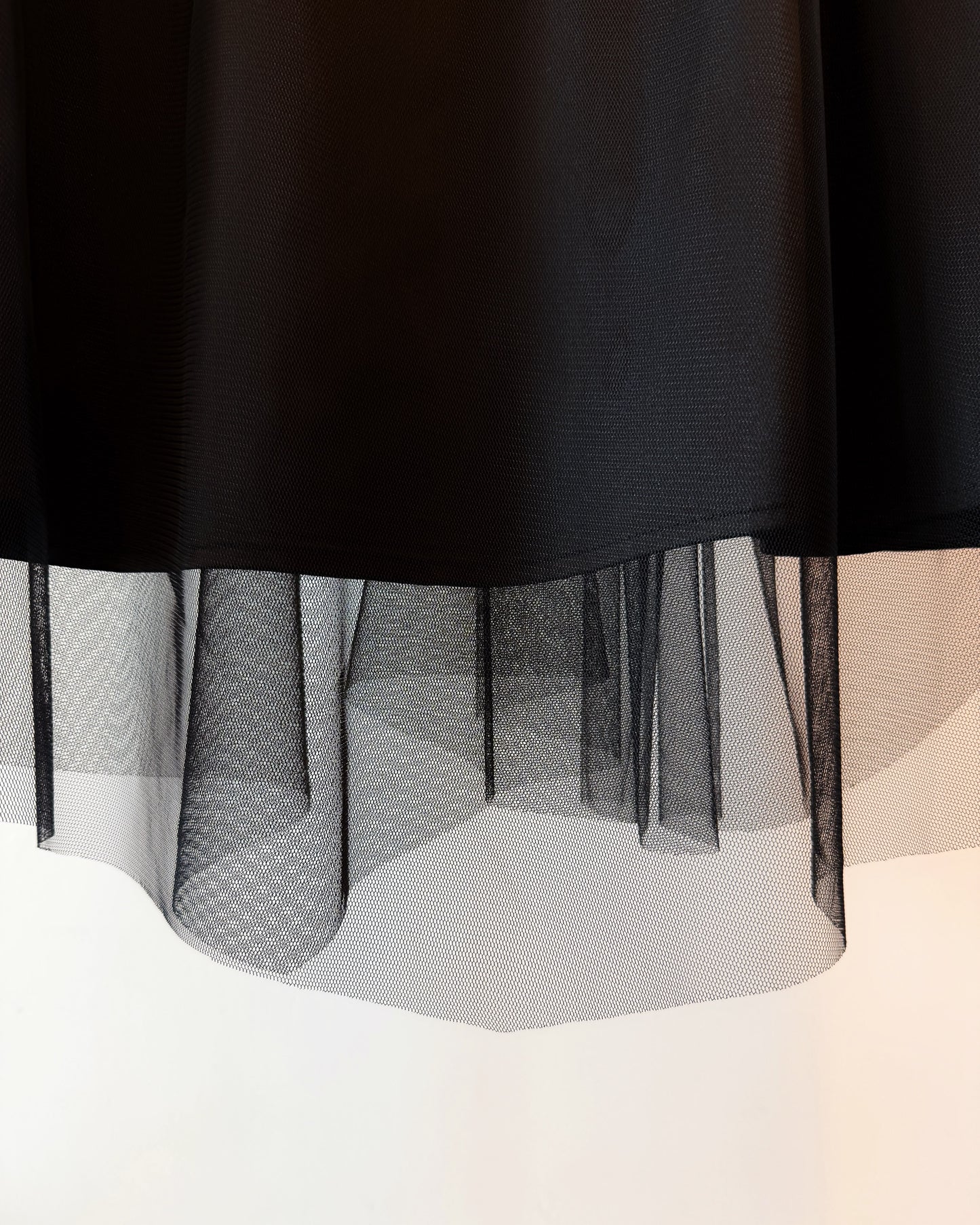 aalis XAVIA pleated detail asymmetric mesh midi skirt (Black)