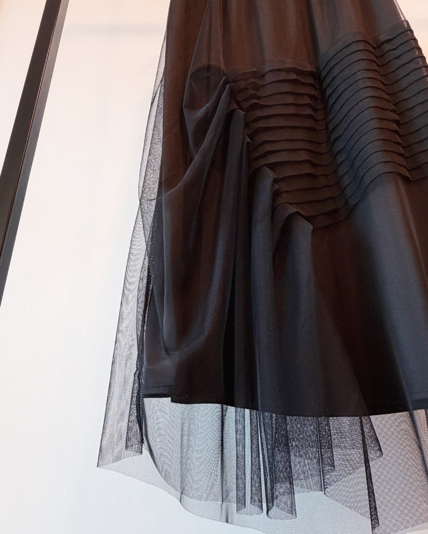aalis XAVIA pleated detail asymmetric mesh midi skirt (Black)