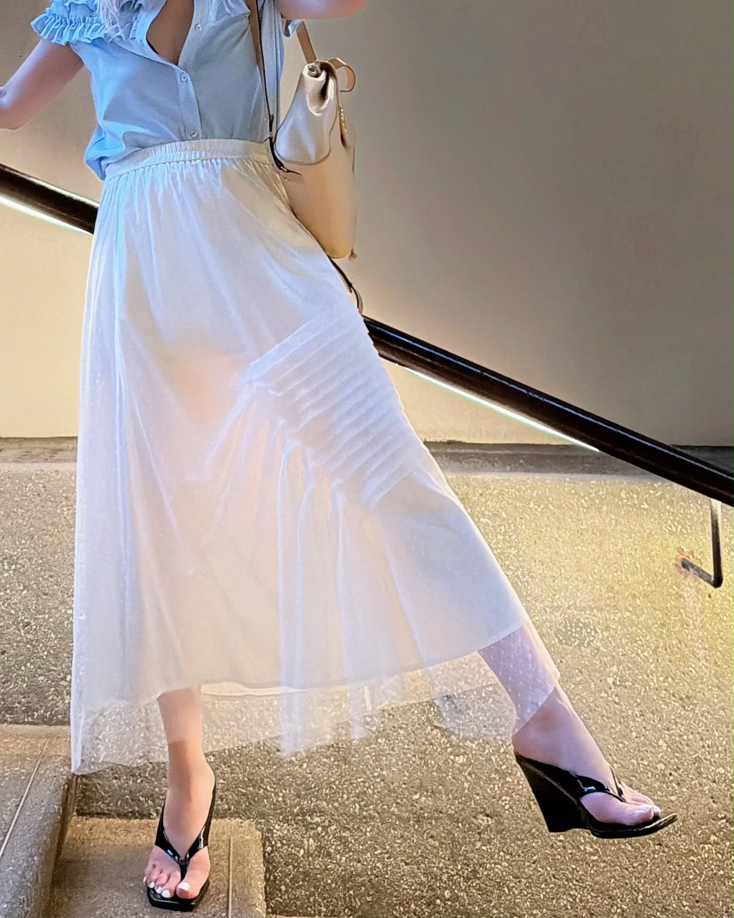 aalis XAVIA pleated detail asymmetric mesh midi skirt (White)