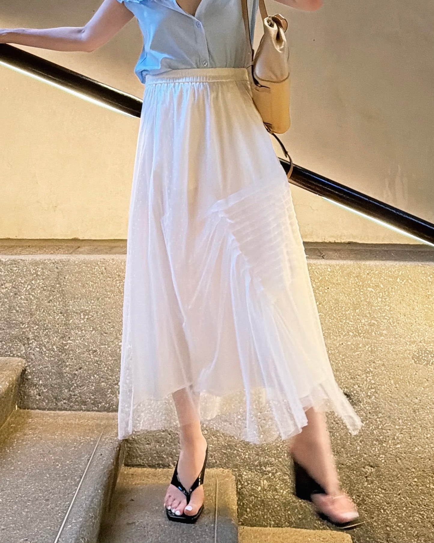 aalis XAVIA pleated detail asymmetric mesh midi skirt (White)