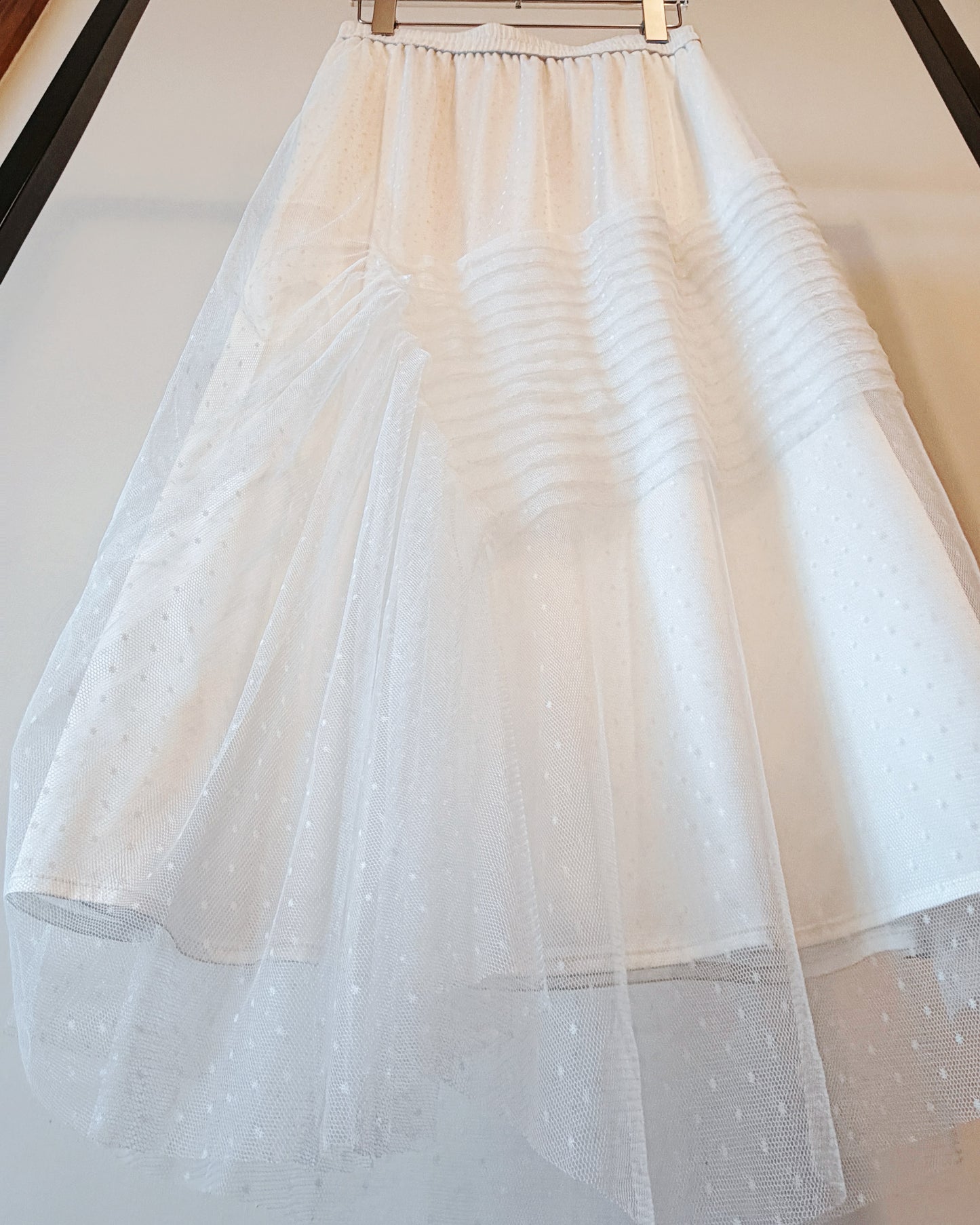 aalis XAVIA pleated detail asymmetric mesh midi skirt (White)