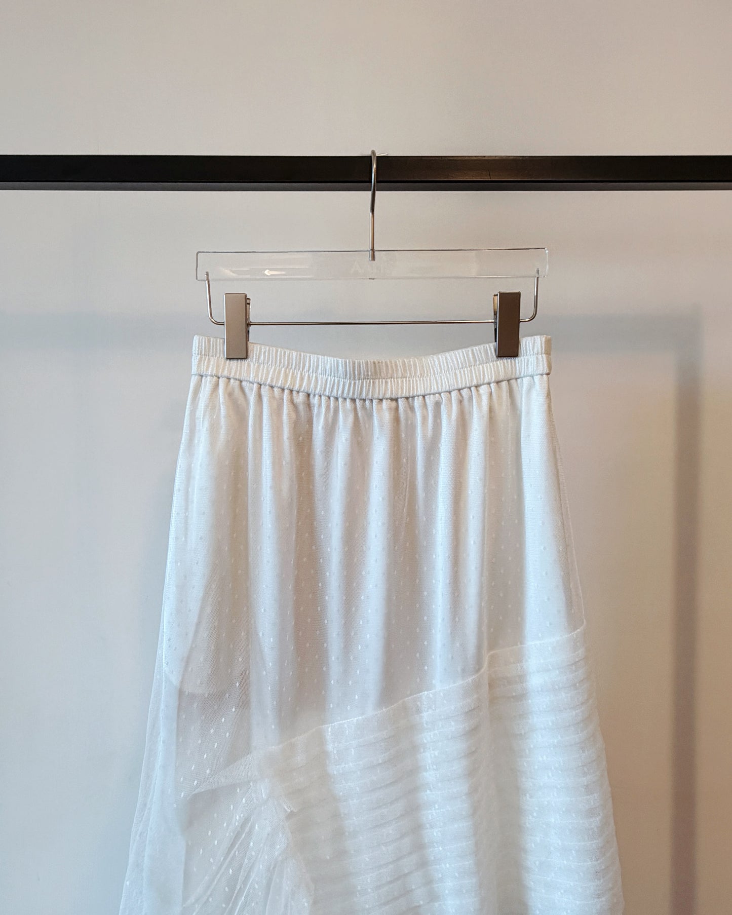 aalis XAVIA pleated detail asymmetric mesh midi skirt (White)