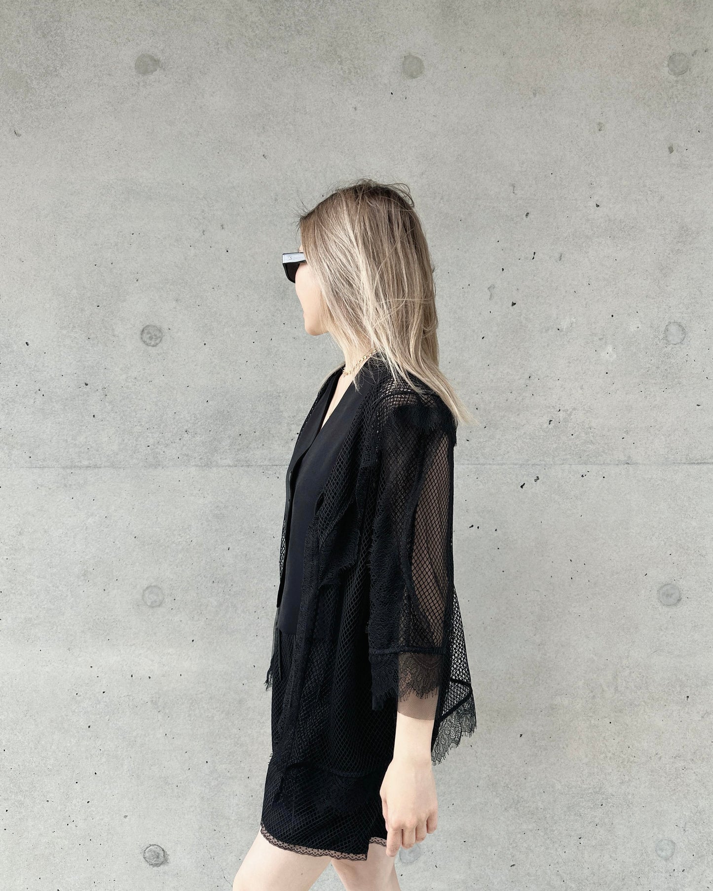 aalis HESTIE tie on the front flowy lace trim detail jacket (Black)