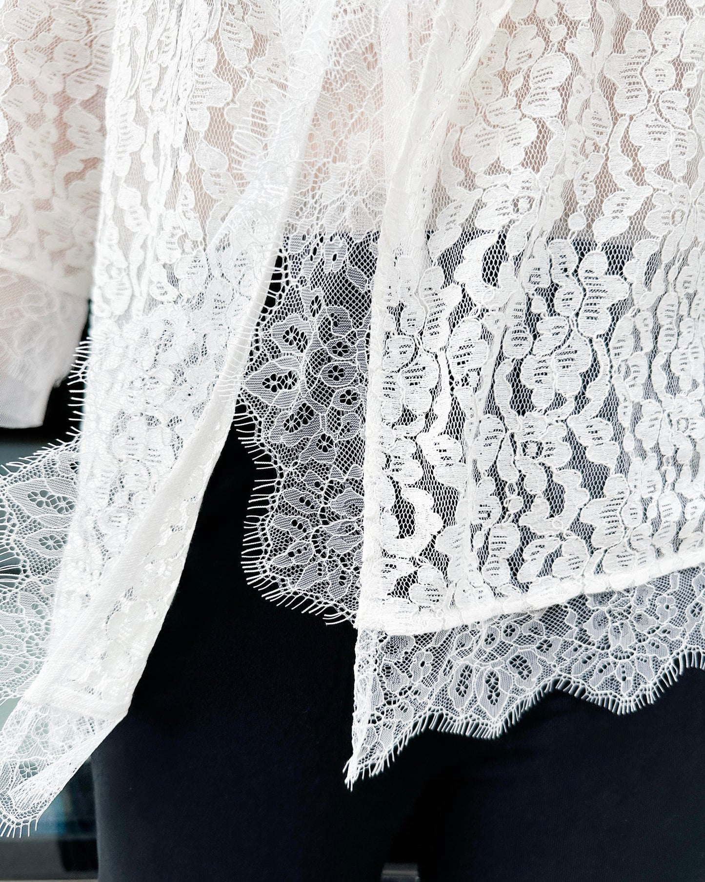 aalis HESTIE tie on the front flowy lace trim detail jacket (White)