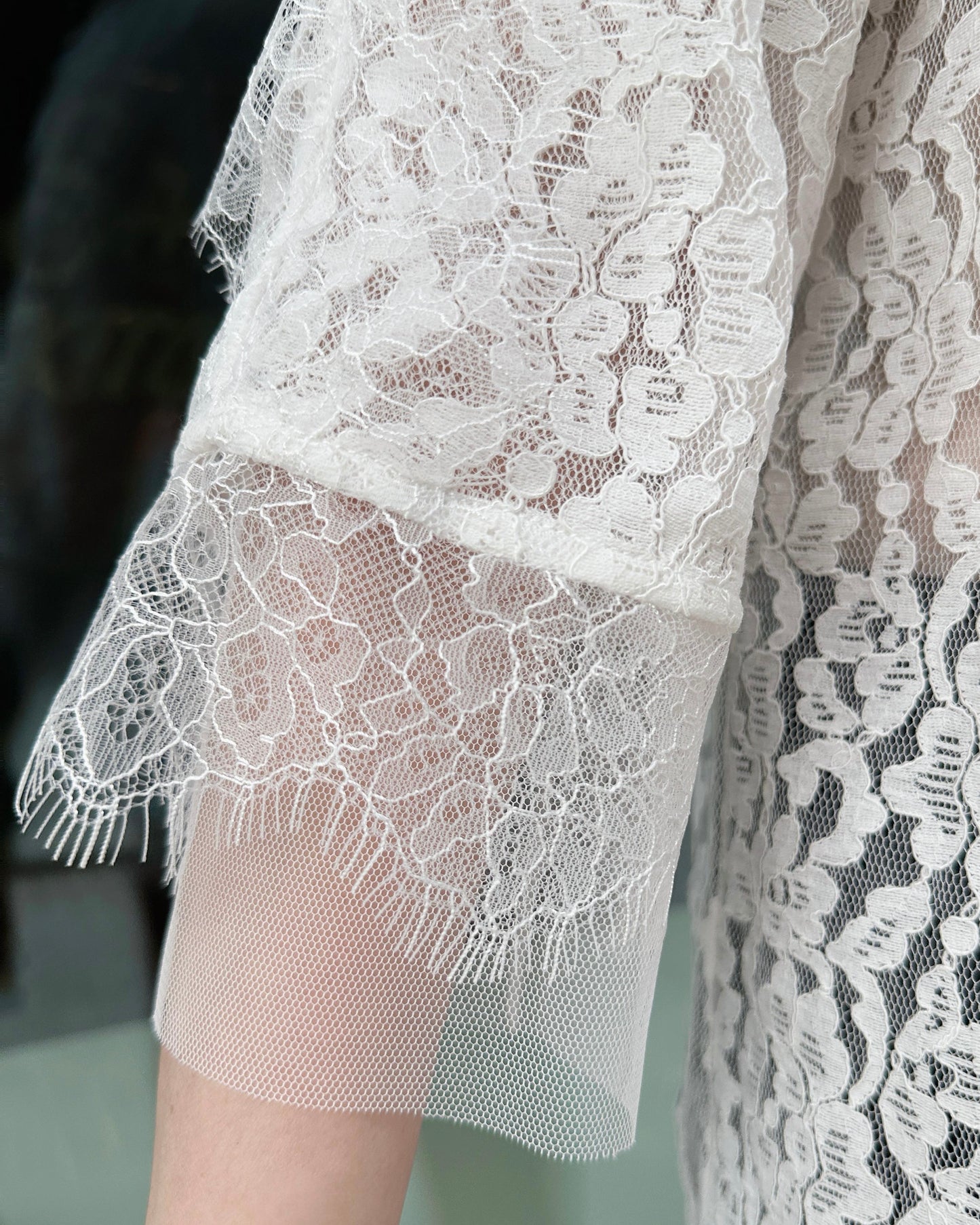 aalis HESTIE tie on the front flowy lace trim detail jacket (White)