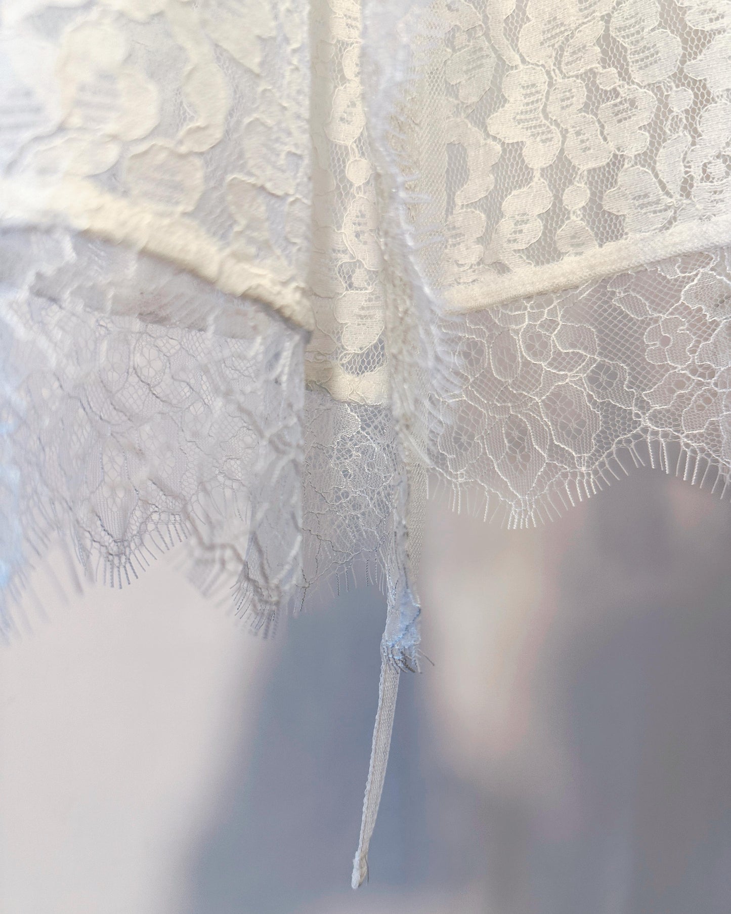 aalis HESTIE tie on the front flowy lace trim detail jacket (White)