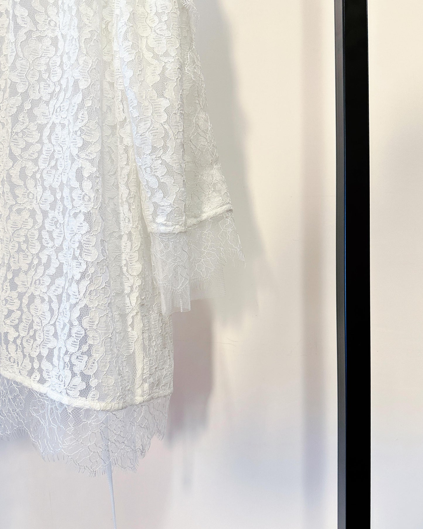 aalis HESTIE tie on the front flowy lace trim detail jacket (White)