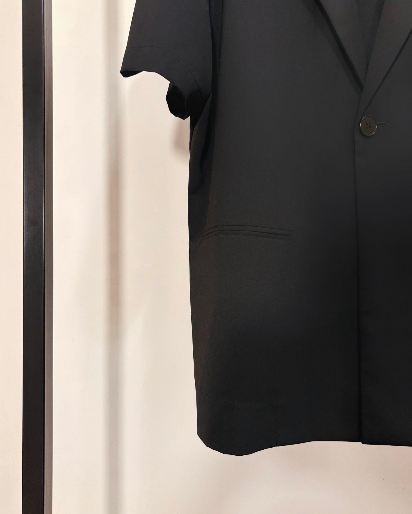 aalis ENCA overlay fold design detail s/s blazer (Black)